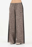 ADIDAS ORIGINALS Pantalone sportivo Firebird Oversized AOP in denim animalier da donna KD8811 . ADIDAS ORIGINALS 