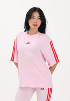ADIDAS PERFORMANCE T-shirt a manica corta Boyfriend 3 Stripes Essentials rosa e rossa da donna KD2348 . ADIDAS PERFORMANCE 