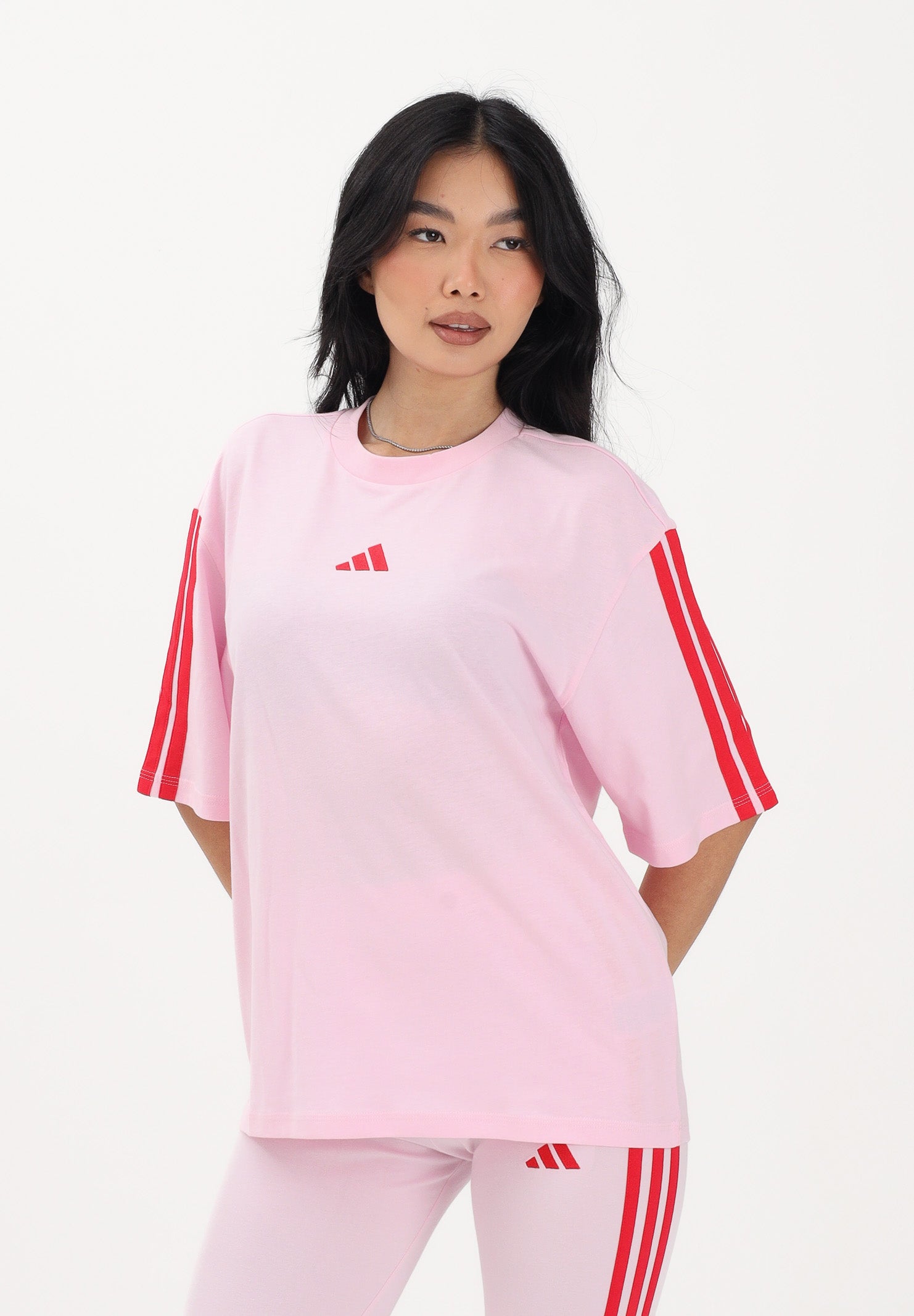 ADIDAS PERFORMANCE T-shirt a manica corta Boyfriend 3 Stripes Essentials rosa e rossa da donna KD2348 . ADIDAS PERFORMANCE 