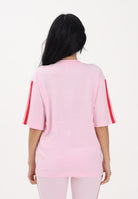 ADIDAS PERFORMANCE T-shirt a manica corta Boyfriend 3 Stripes Essentials rosa e rossa da donna KD2348 . ADIDAS PERFORMANCE 