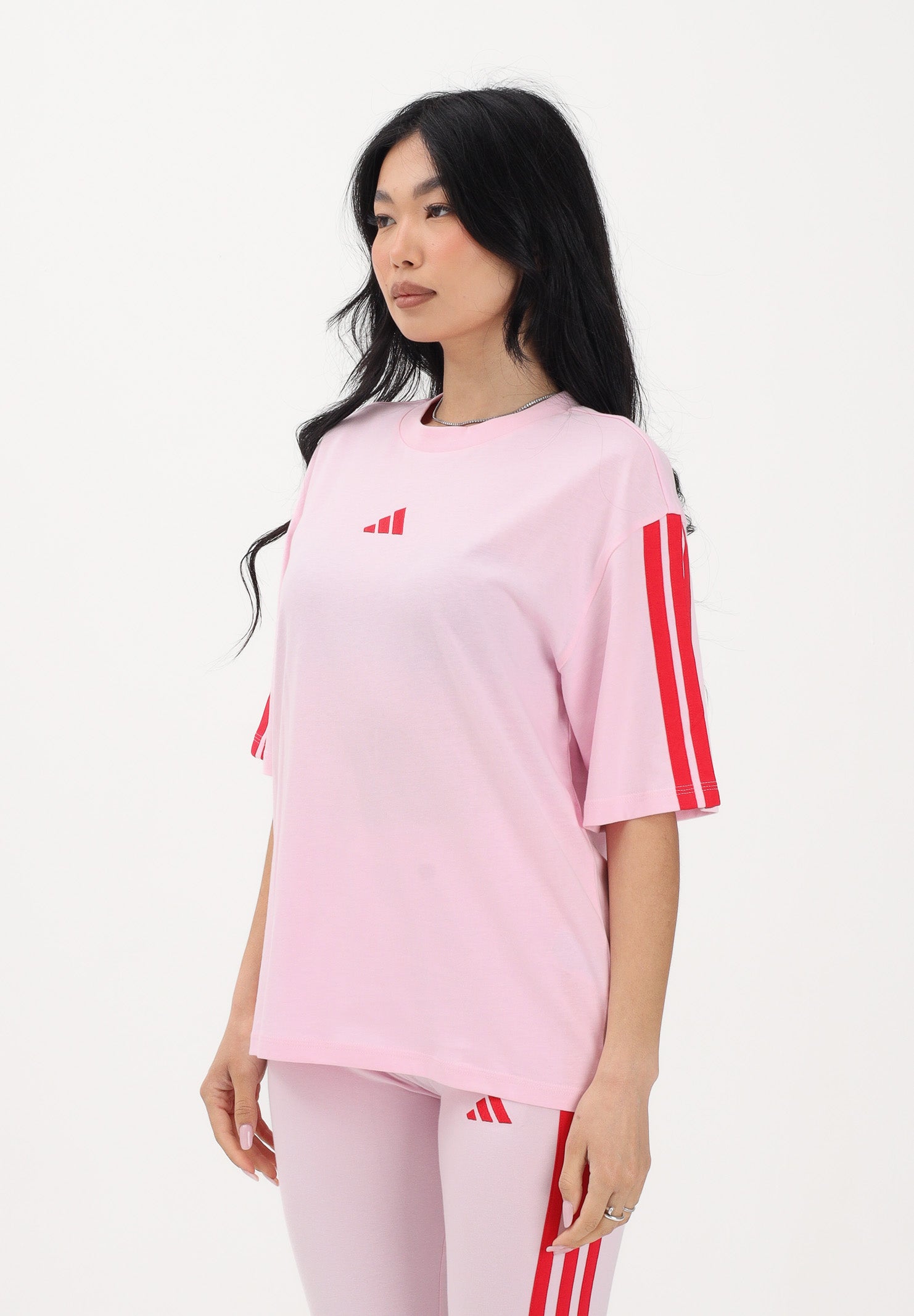 ADIDAS PERFORMANCE T-shirt a manica corta Boyfriend 3 Stripes Essentials rosa e rossa da donna KD2348 . ADIDAS PERFORMANCE 