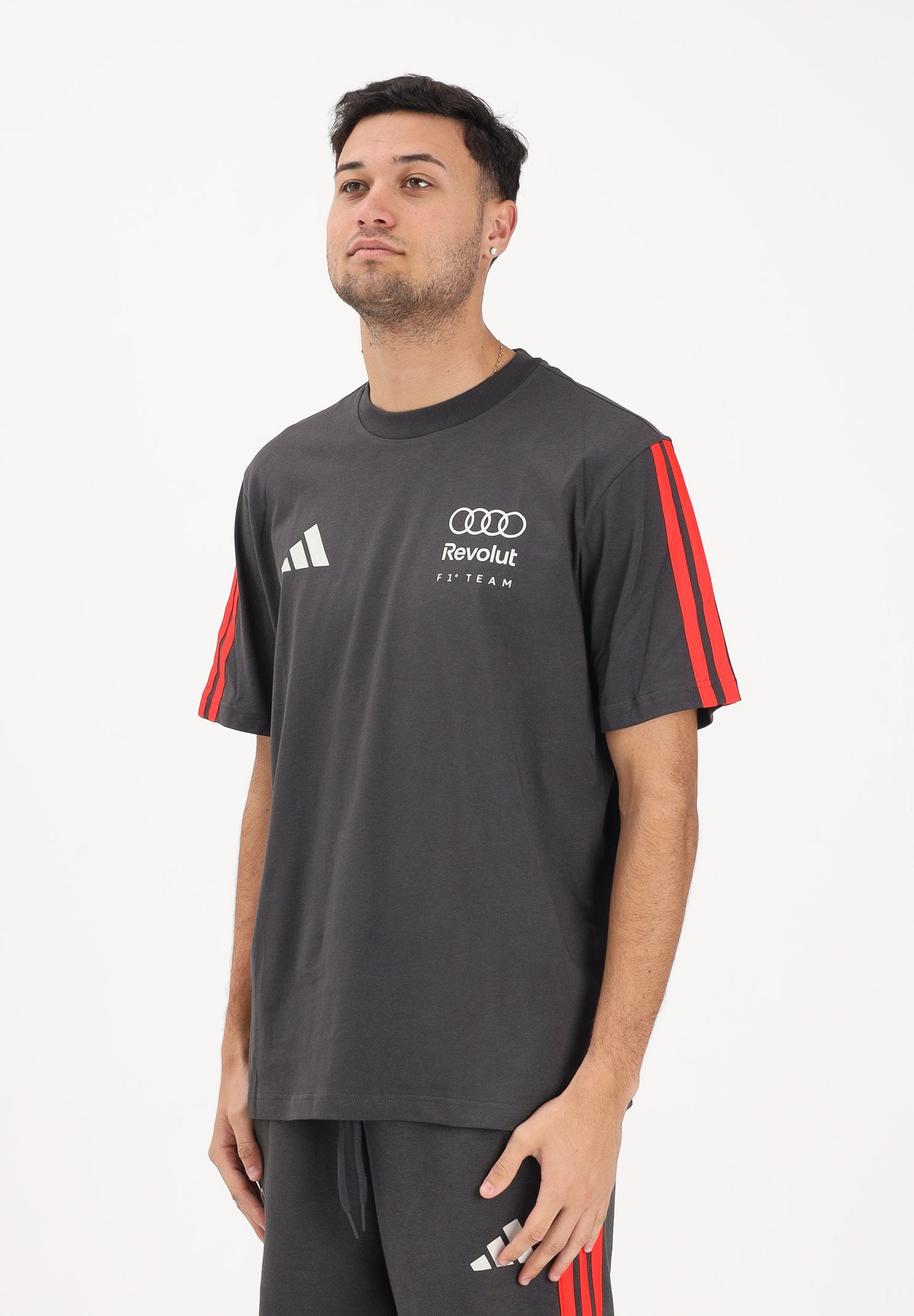 ADIDAS PERFORMANCE T-shirt a manica corta Audi Revolut F1® Team DNA grigia e rossa da uomo KE6096 . ADIDAS PERFORMANCE 
