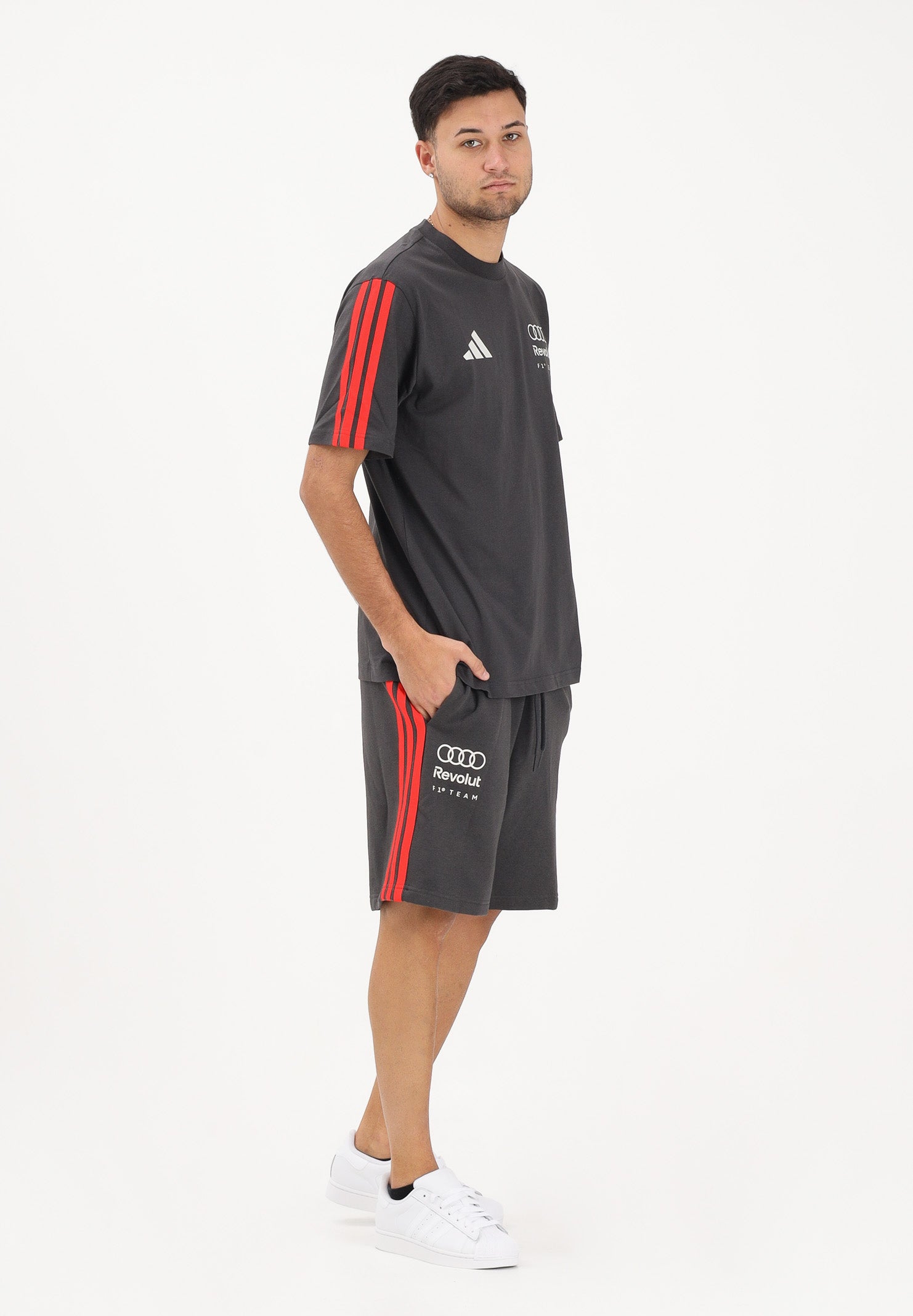 ADIDAS PERFORMANCE Shorts sportivo DNA del team Audi Revolut F1® grigio e rosso da uomo KE6786 . ADIDAS PERFORMANCE 