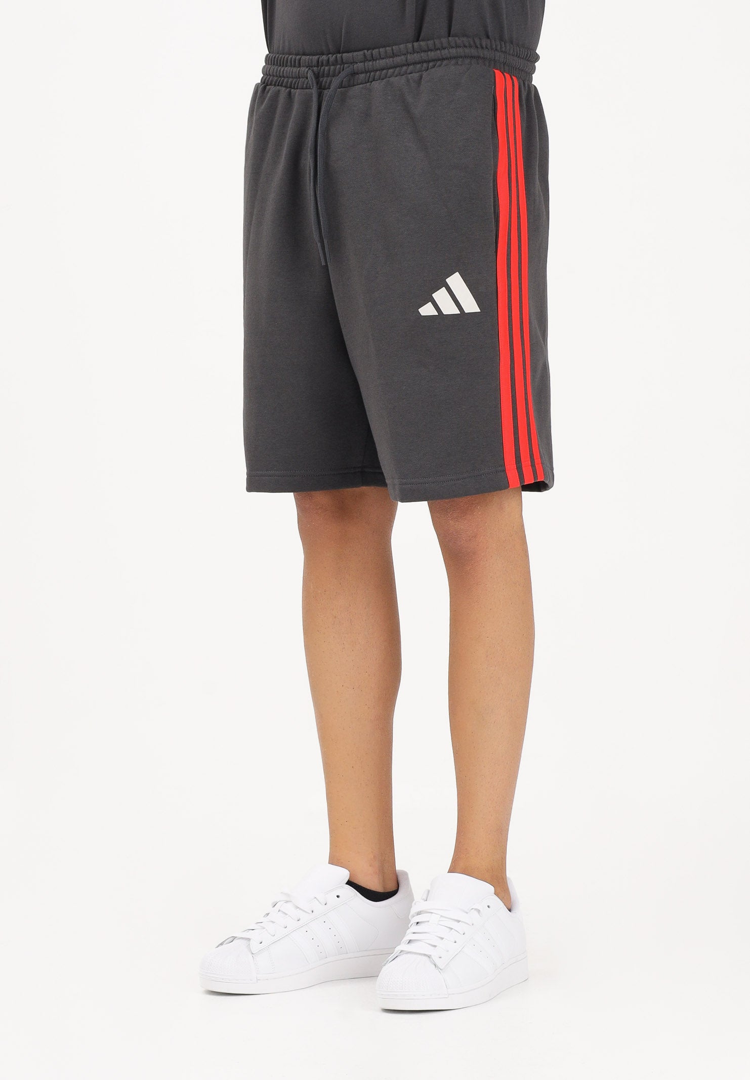 ADIDAS PERFORMANCE Shorts sportivo DNA del team Audi Revolut F1® grigio e rosso da uomo KE6786 . ADIDAS PERFORMANCE 