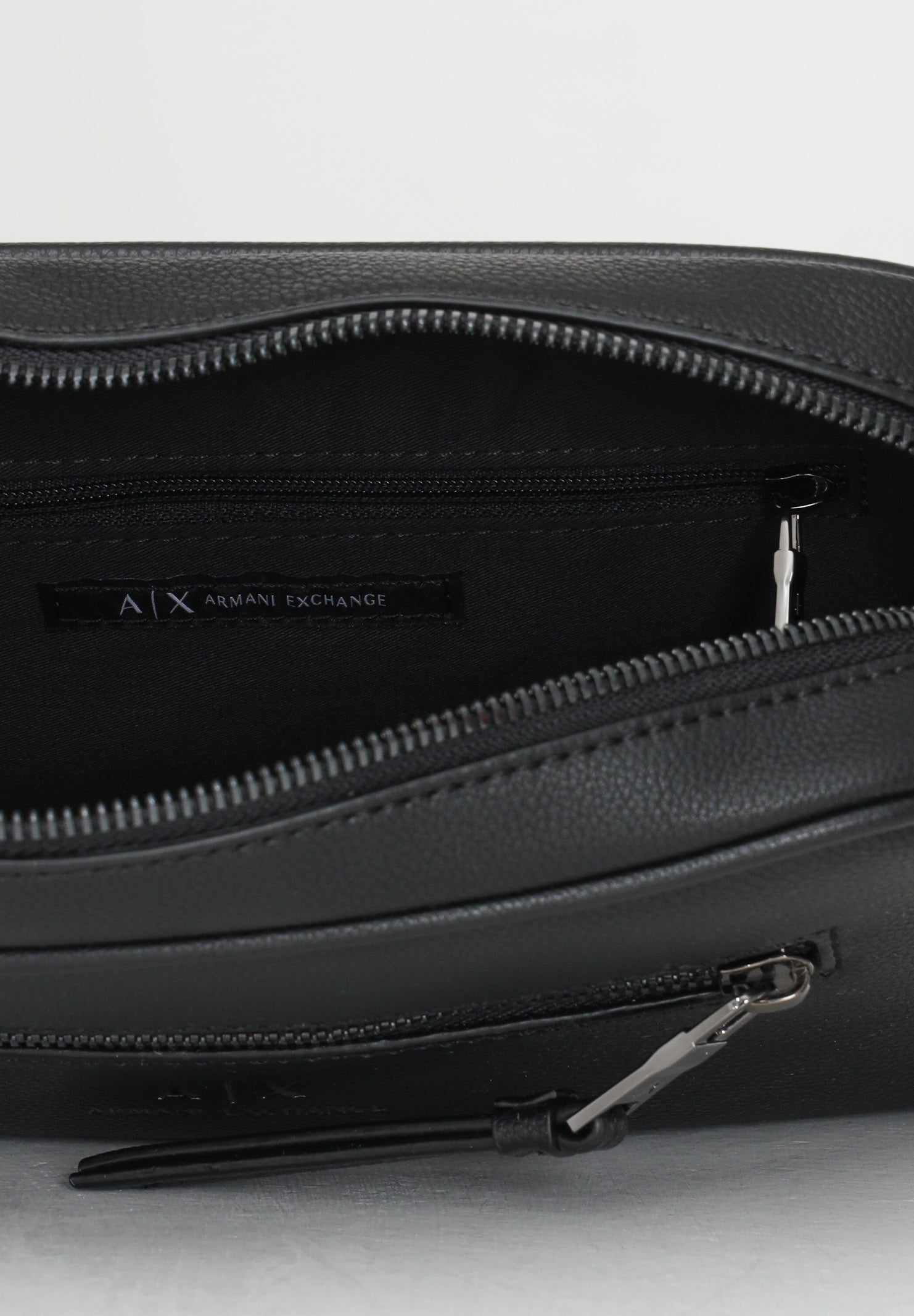 ARMANI EXCHANGE Pochette nera da uomo con logo 958446CC830 00020 ARMANI EXCHANGE 