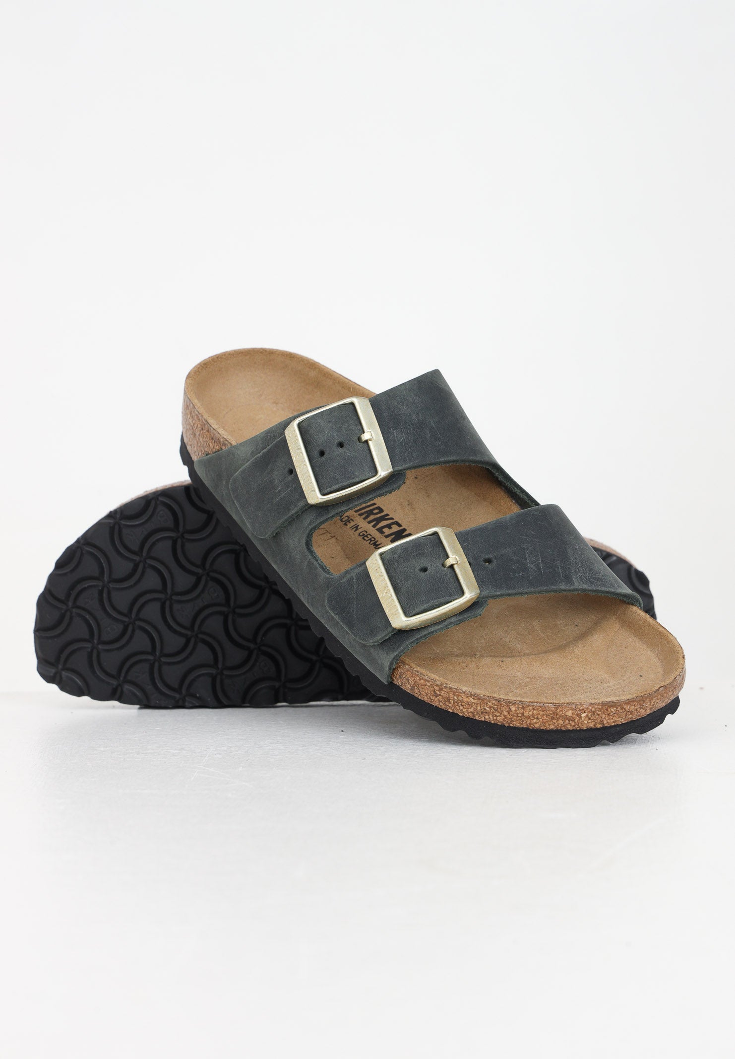 BIRKENSTOCK Ciabatte Arizona verde oliva per uomo e donna in pelle oliata 1028030 . BIRKENSTOCK 