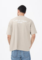 CALVIN KLEIN JEANS T-shirt a manica corta beige da uomo con stampa logo sul retro LV04RD825G2F3 . CALVIN KLEIN JEANS 