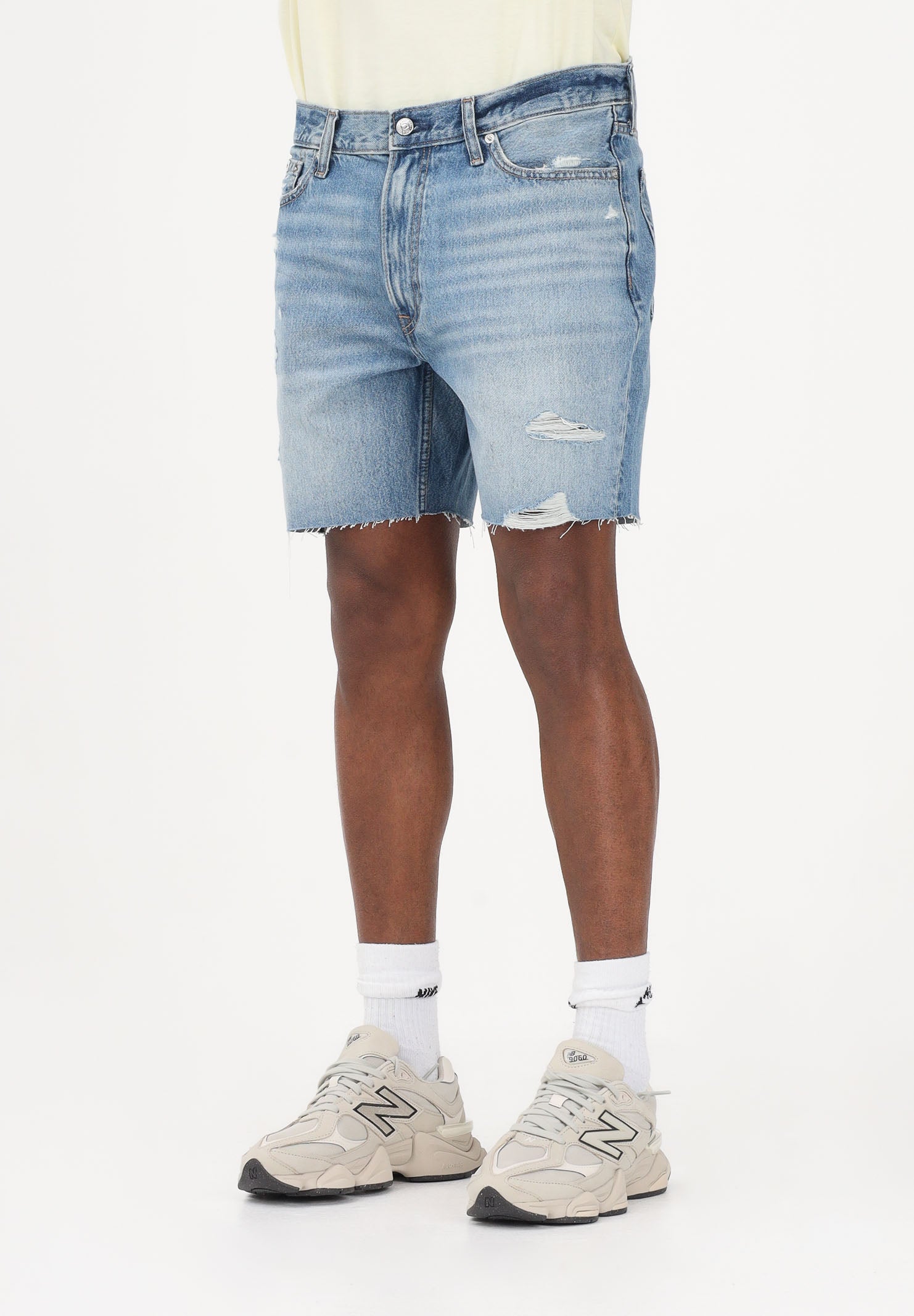 CALVIN KLEIN JEANS Shorts in denim chiaro da uomo con leggere abrasioni e piccoli strappi decorativi LV04RF790G XBI CALVIN KLEIN JEANS 
