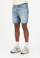 CALVIN KLEIN JEANS Shorts in denim chiaro da uomo con leggere abrasioni e piccoli strappi decorativi LV04RF790G XBI CALVIN KLEIN JEANS 