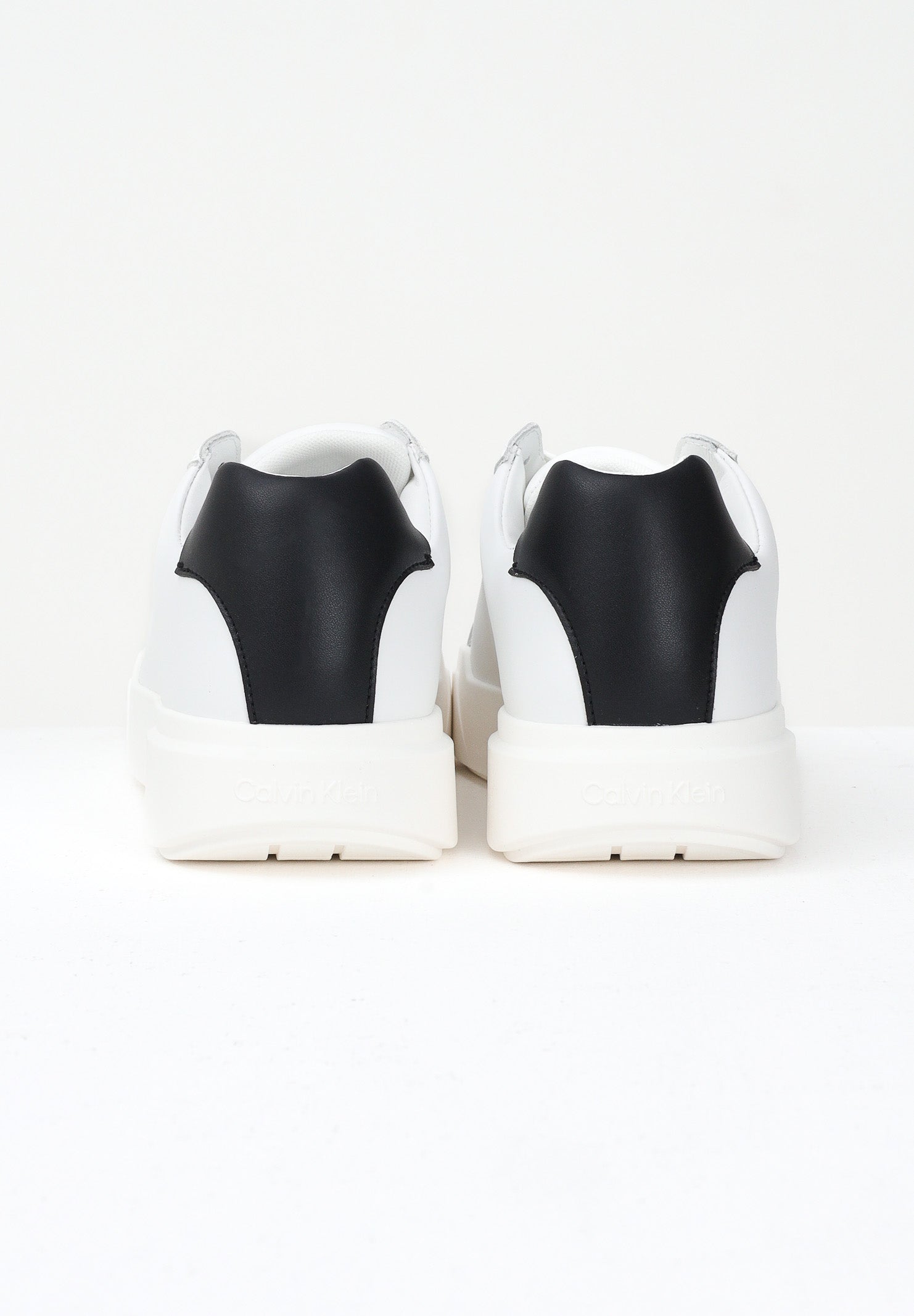 CALVIN KLEIN JEANS Sneakers bianche da uomo con logo e inserto nero YM0YM0134401W . CALVIN KLEIN JEANS 