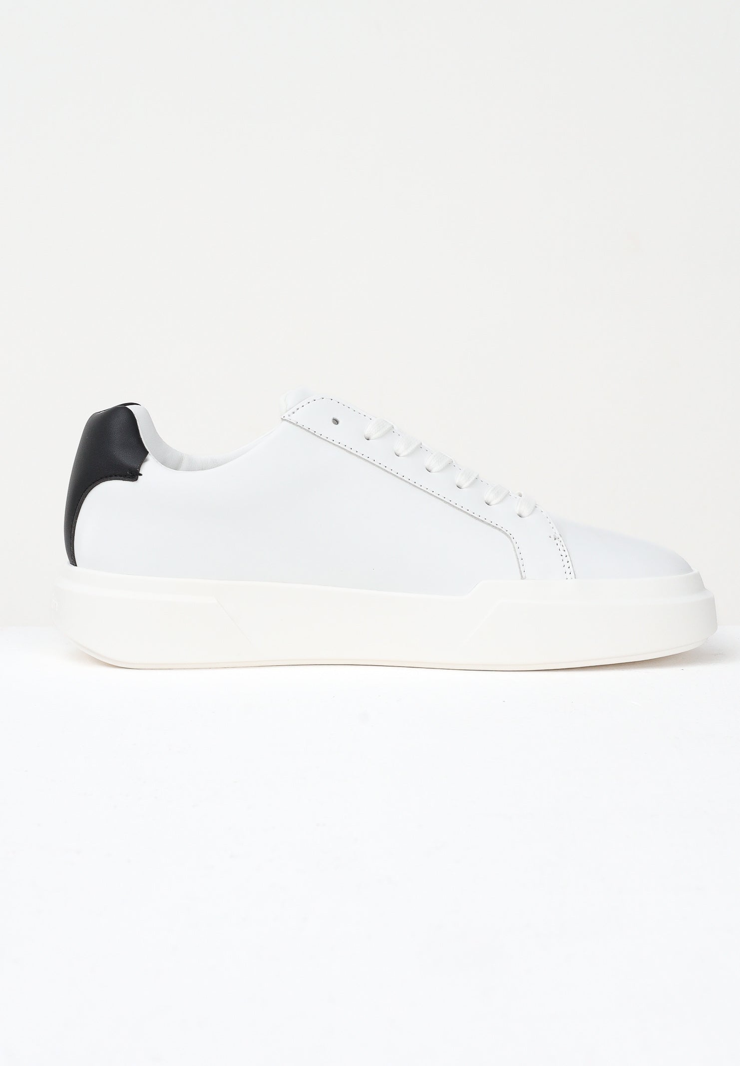 CALVIN KLEIN JEANS Sneakers bianche da uomo con logo e inserto nero YM0YM0134401W . CALVIN KLEIN JEANS 