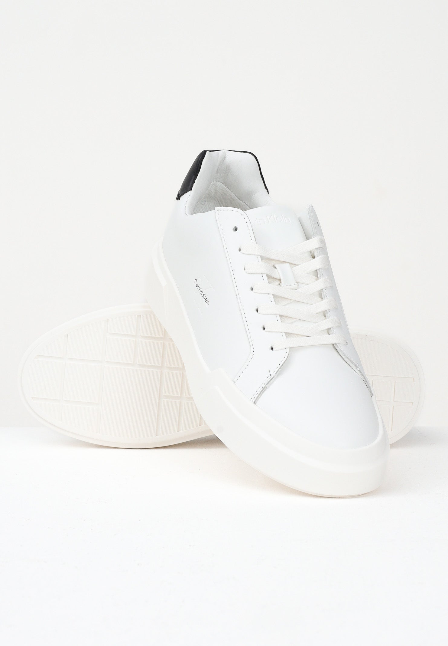 CALVIN KLEIN JEANS Sneakers bianche da uomo con logo e inserto nero YM0YM0134401W . CALVIN KLEIN JEANS 