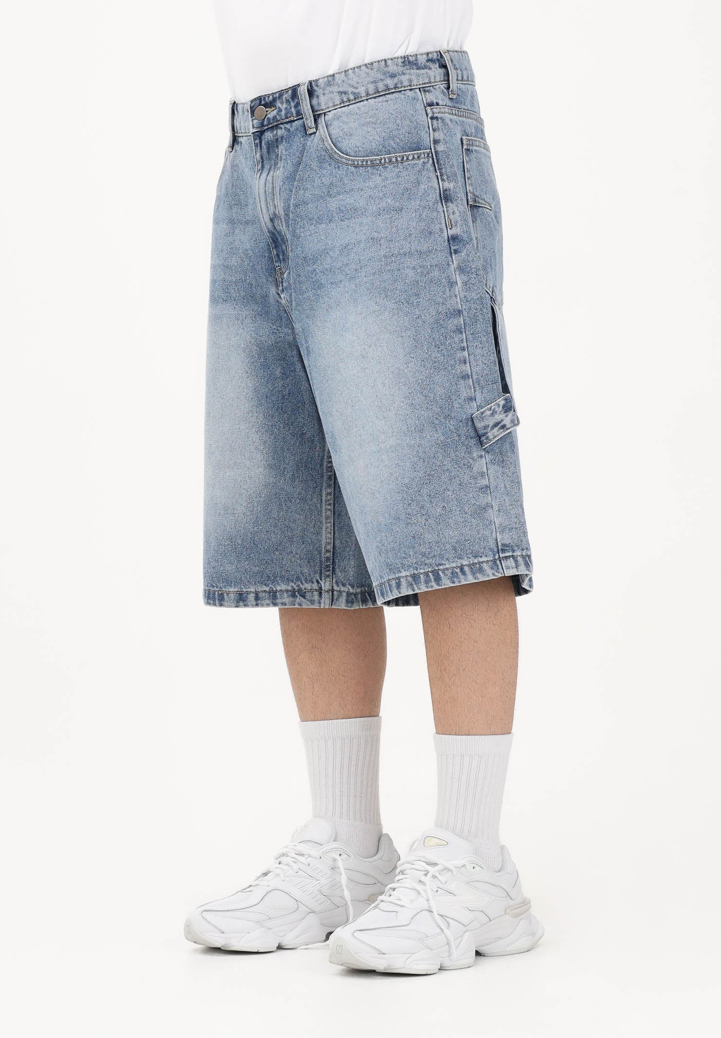 DISCLAIMER Shorts in denim chiaro da uomo con dettagli carpenter e stampa sul retro 26EDS55441 DE DISCLAIMER 