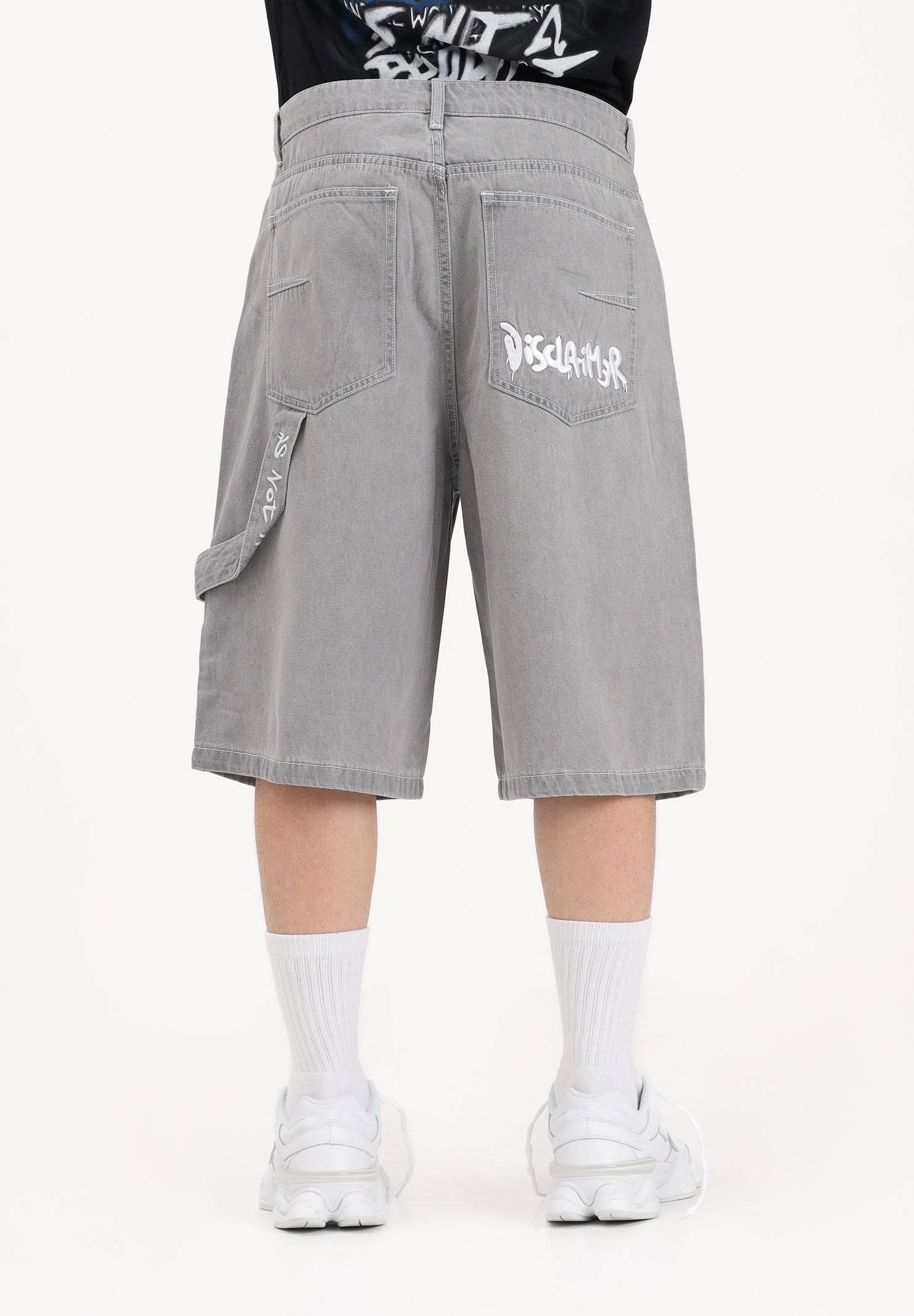 DISCLAIMER Shorts in denim grigio da uomo con dettagli carpenter e stampa sul retro 26EDS55441 NE DISCLAIMER 