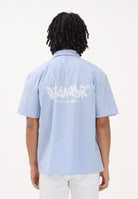 DISCLAIMER Camicia a manica corta azzurra da uomo con motivo a righe 26EDS55529 CE DISCLAIMER 