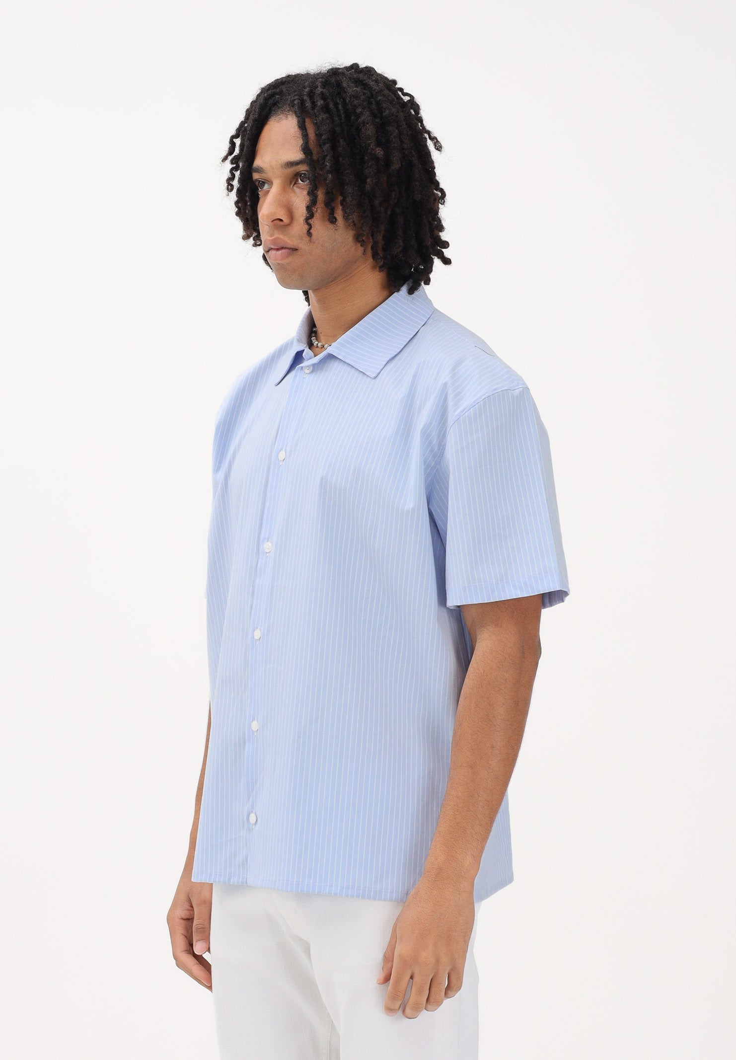 DISCLAIMER Camicia a manica corta azzurra da uomo con motivo a righe 26EDS55529 CE DISCLAIMER 