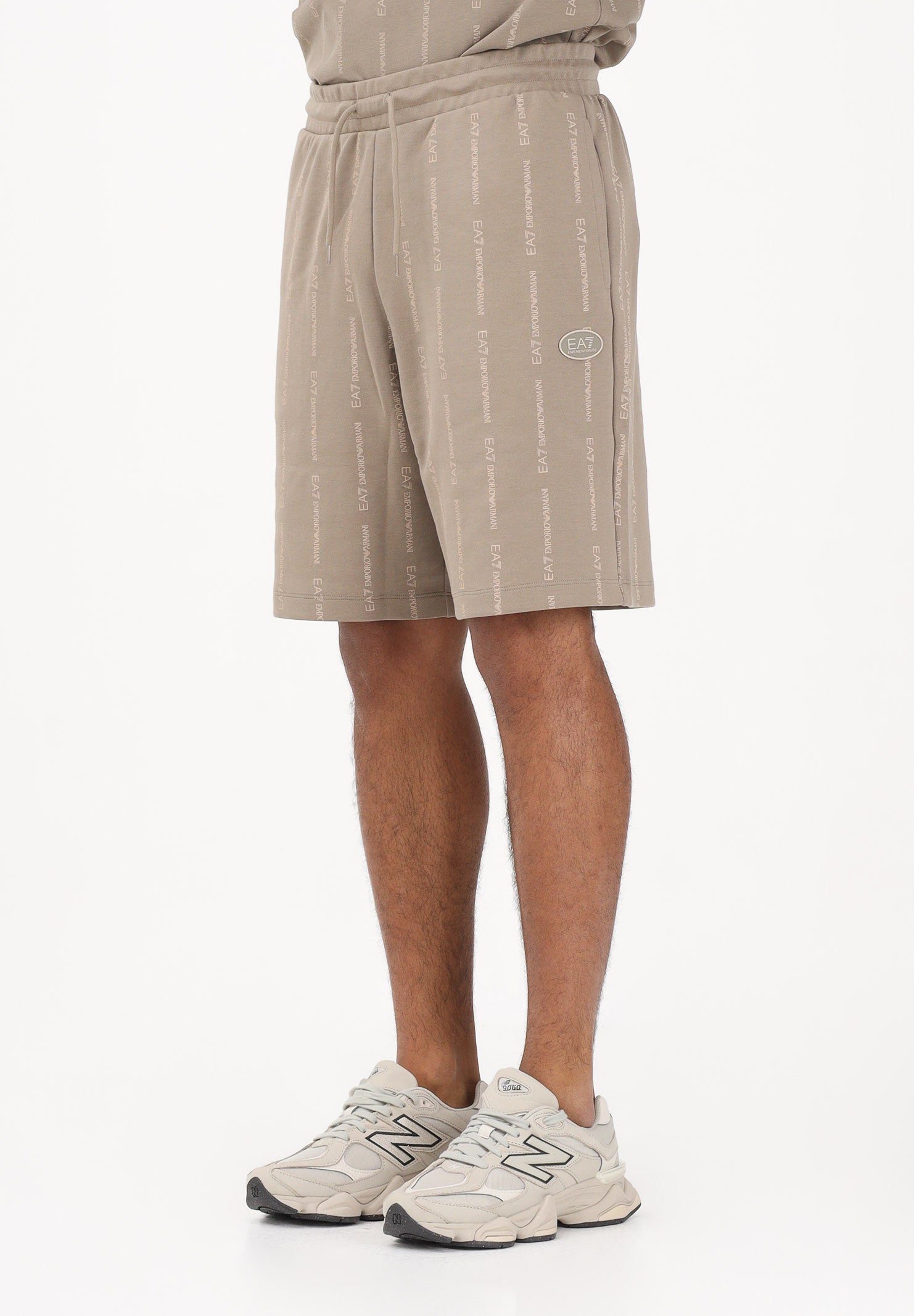 EA7 Shorts sportivo beige da uomo con stampa all-over del logo 7M001393AF12660 F1030 EA7 