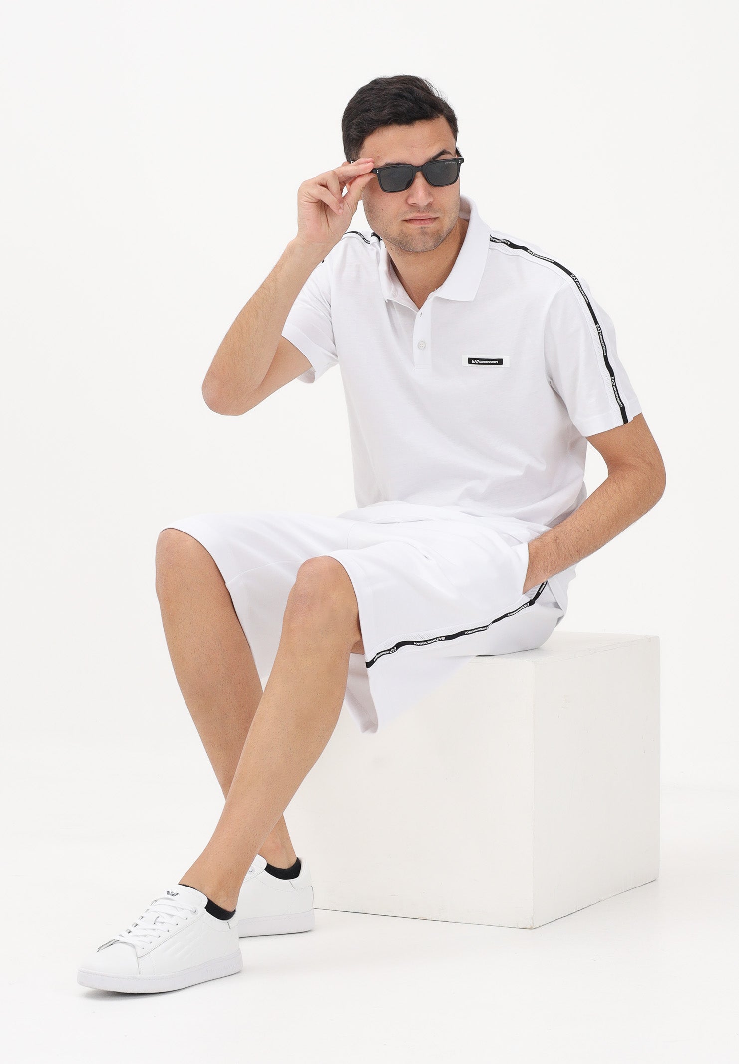 EA7 Shorts sportivo bianco da uomo con bande logate laterali 7M001481AF12660 U0002 EA7 