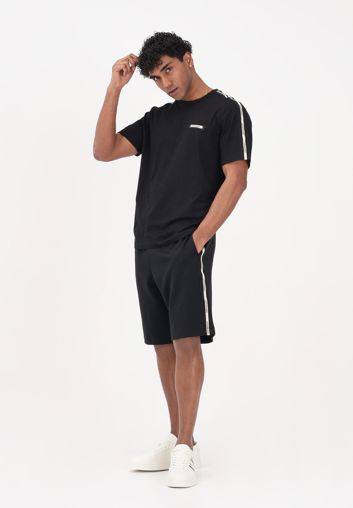 EA7 Shorts sportivo nero da uomo con bande logate laterali 7M001481AF12660 UC001 EA7 