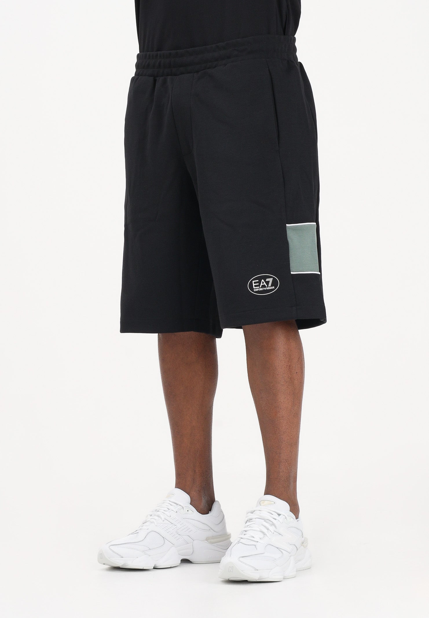 EA7 Shorts sportivo nero da uomo con inserti a contrasto laterali 7M001709AF12660 UC001 EA7 