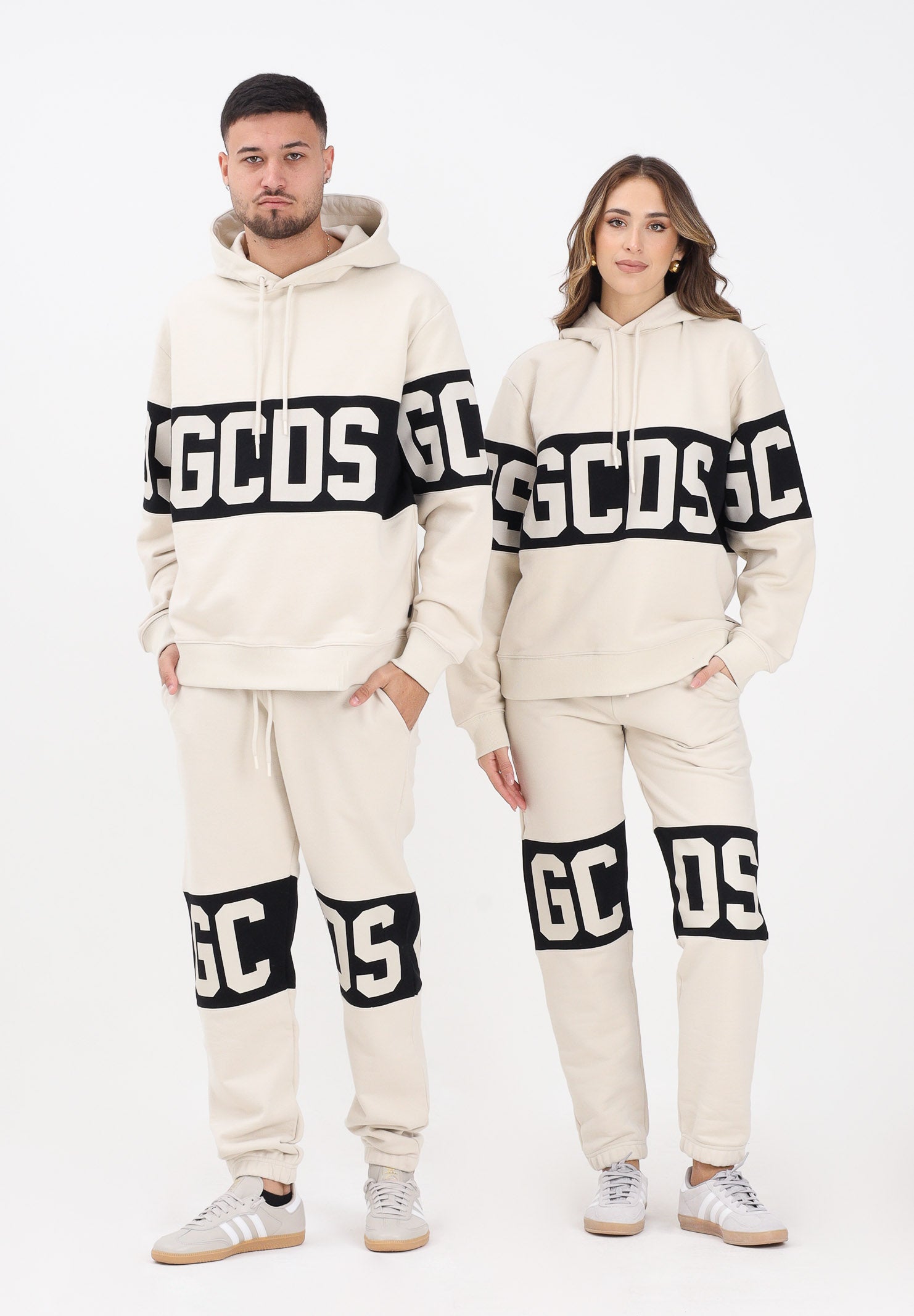 GCDS Pantalone sportivo panna per uomo e donna con banda logo a contrasto B1XM3001JD1 09 GCDS 