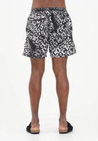 GCDS Shorts mare nero da uomo con stampa logo all-over C1MEQS250T075 999A GCDS 