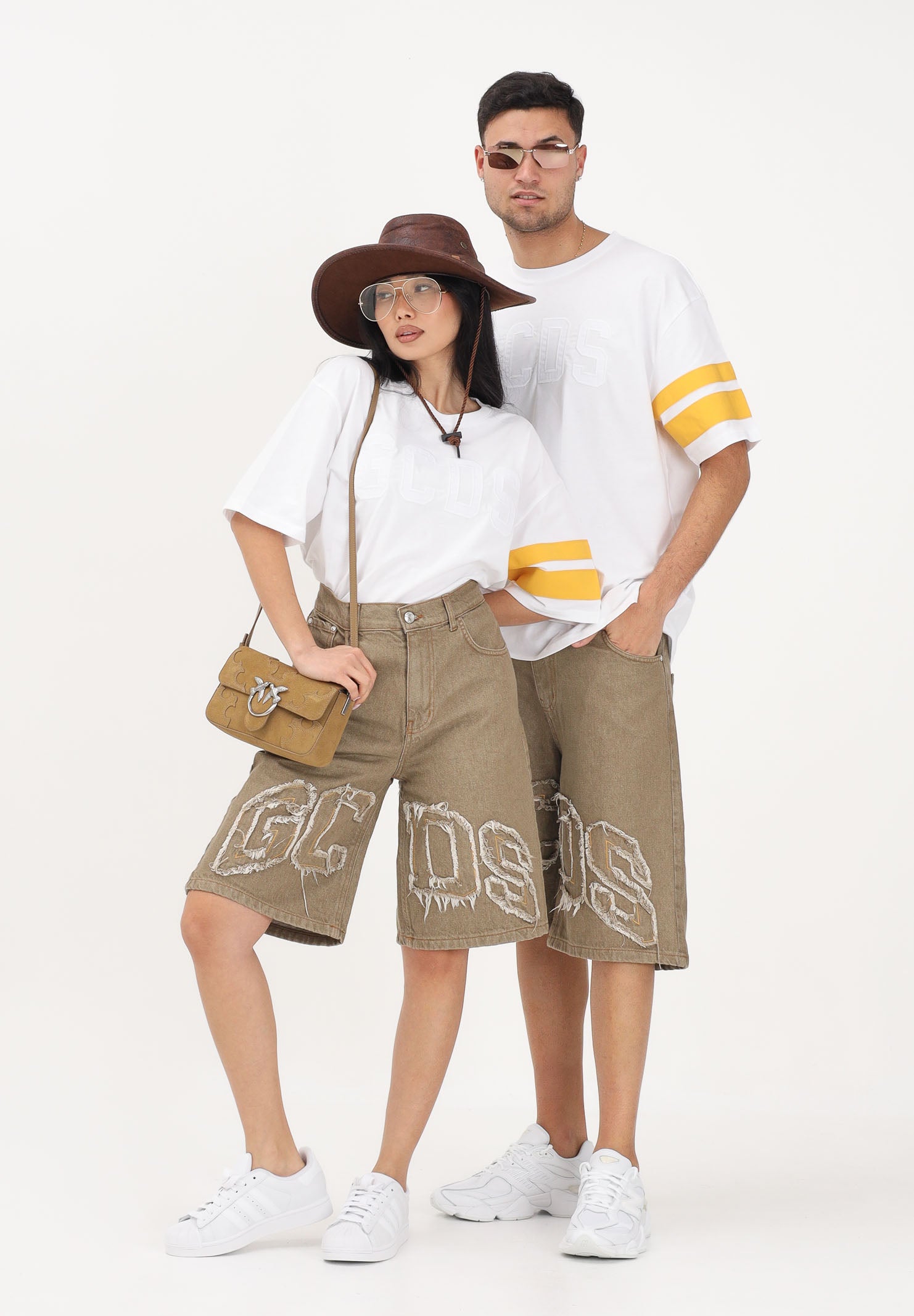 GCDS Bermuda in denim beige per uomo e donna con logo C1MWQL223D087 320T GCDS 