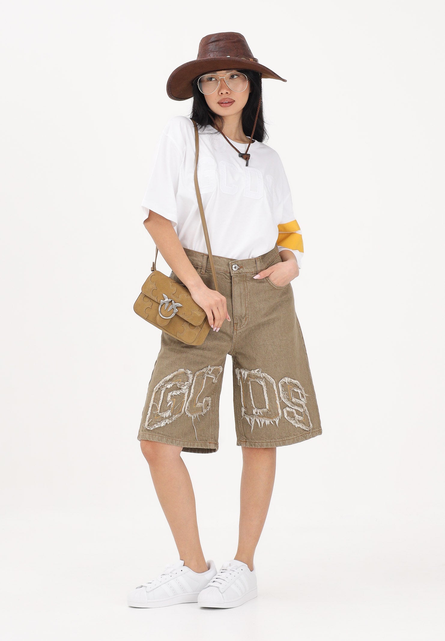GCDS Bermuda in denim beige per uomo e donna con logo C1MWQL223D087 320T GCDS 