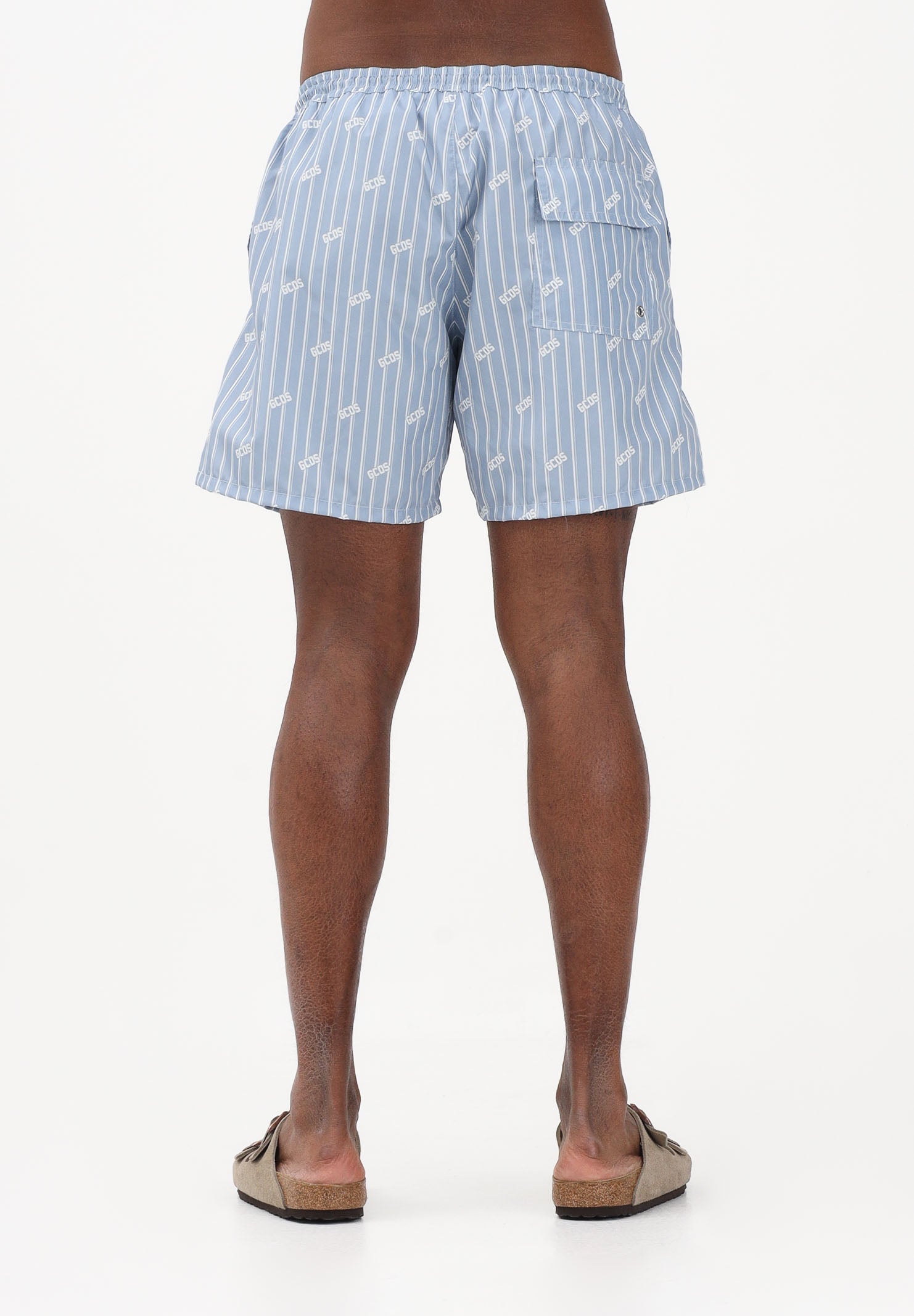 GCDS Shorts mare celeste da uomo con stampa rigata e logo all-over C1MWQS252T015 733A GCDS 
