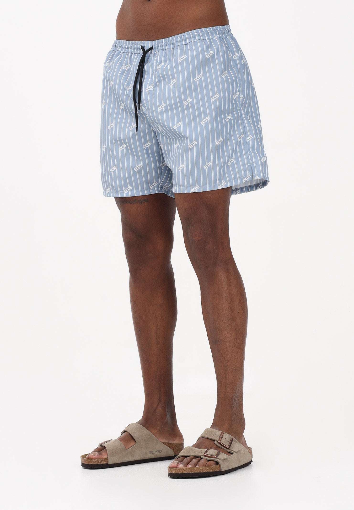 GCDS Shorts mare celeste da uomo con stampa rigata e logo all-over C1MWQS252T015 733A GCDS 