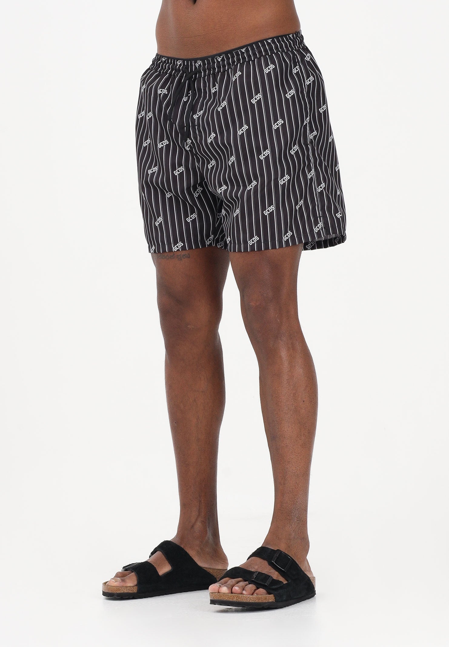 GCDS Shorts mare nero da uomo con stampa rigata e logo all-over C1MWQS252T015 999A GCDS 