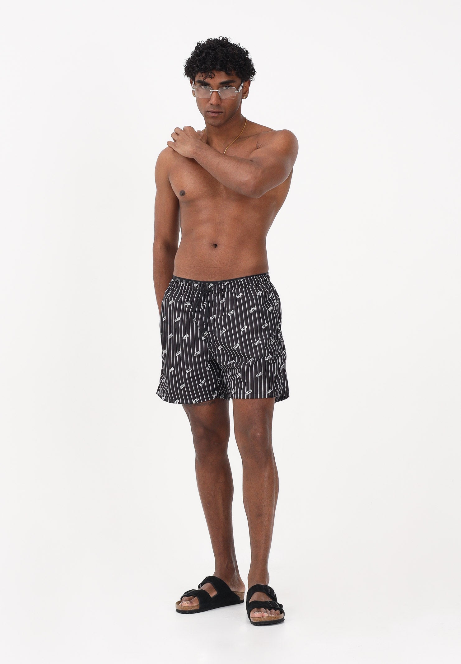 GCDS Shorts mare nero da uomo con stampa rigata e logo all-over C1MWQS252T015 999A GCDS 