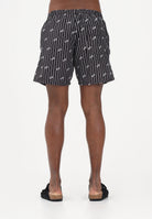 GCDS Shorts mare nero da uomo con stampa rigata e logo all-over C1MWQS252T015 999A GCDS 