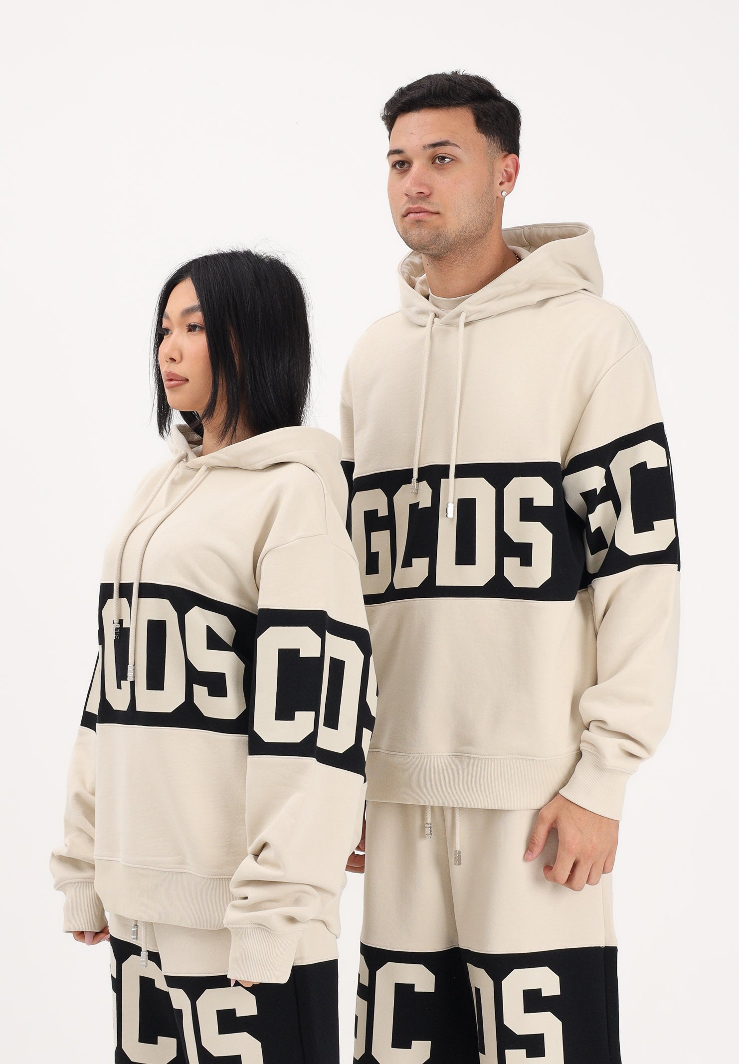 GCDS Felpa con cappuccio beige per uomo e donna caratterizzata da banda a contrasto e logo Z0MLQE138F004 316B GCDS 