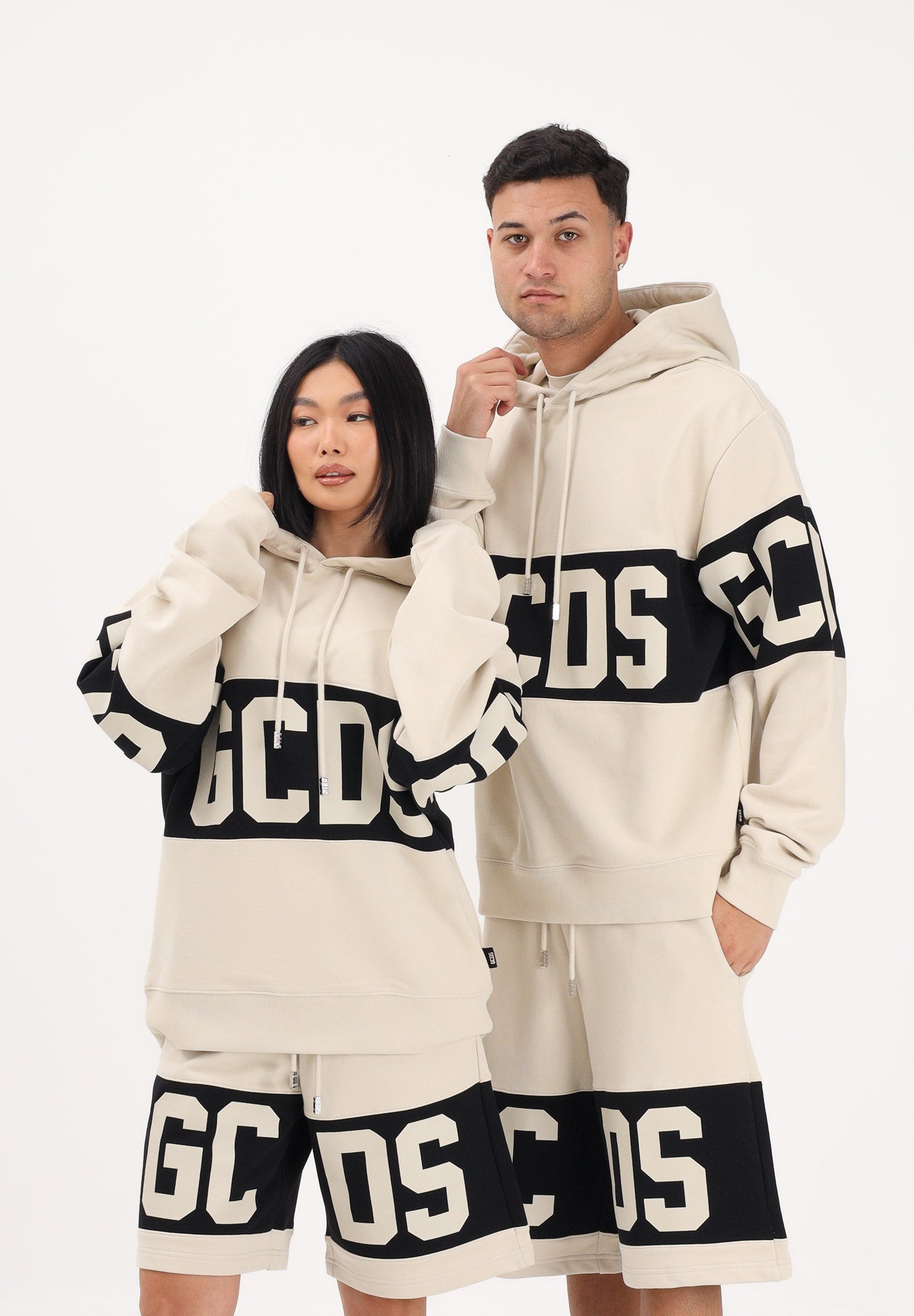 GCDS Felpa con cappuccio beige per uomo e donna caratterizzata da banda a contrasto e logo Z0MLQE138F004 316B GCDS 
