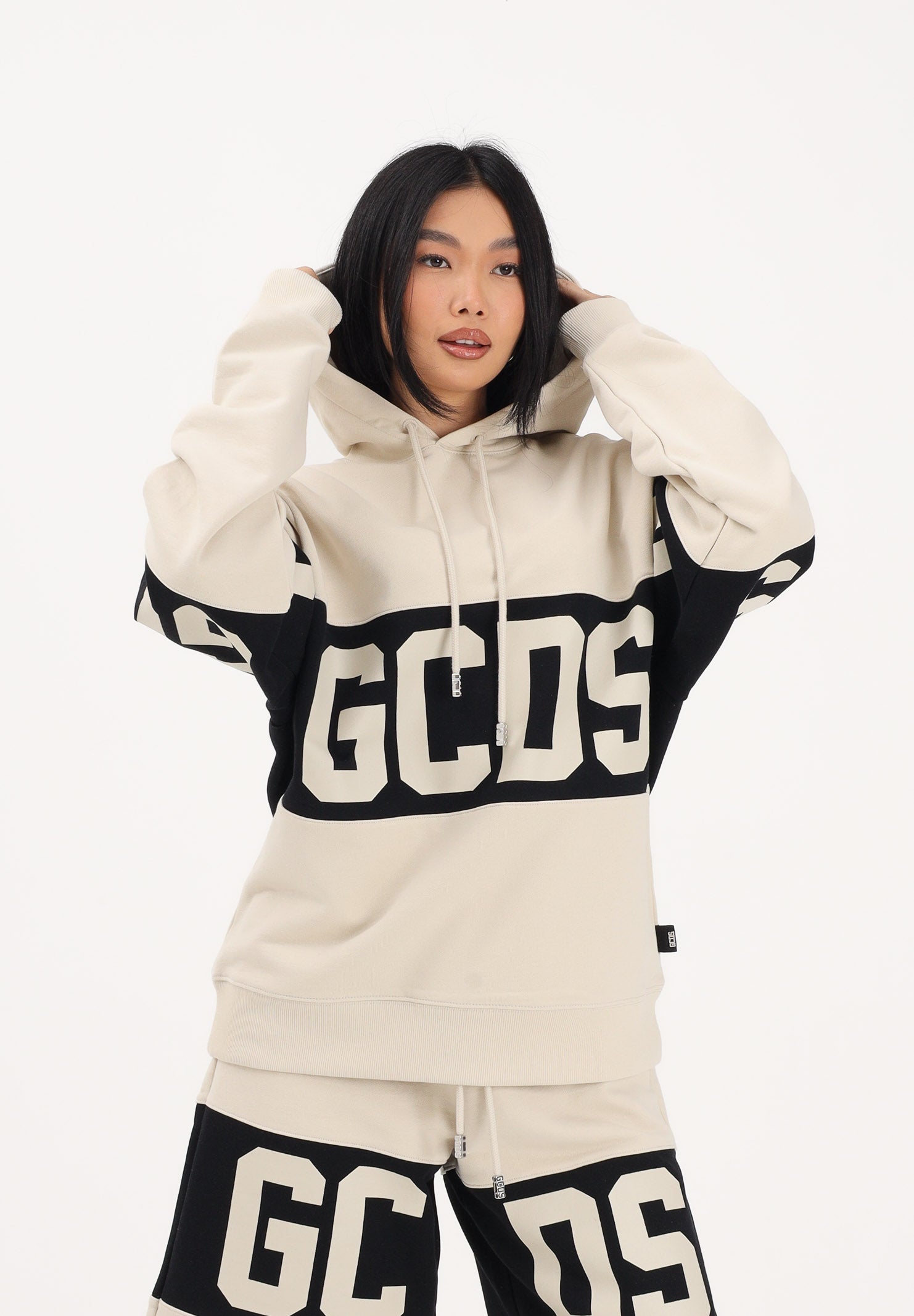 GCDS Felpa con cappuccio beige per uomo e donna caratterizzata da banda a contrasto e logo Z0MLQE138F004 316B GCDS 