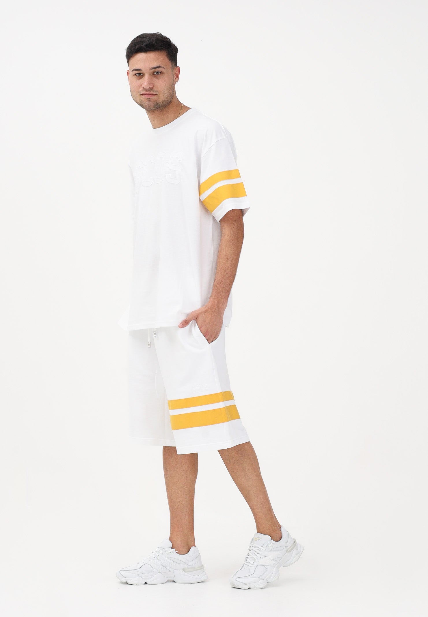 GCDS Shorts sportivo bianco per uomo e donna con dettagli a contrasto Z0MLQL229F004 100Y GCDS 