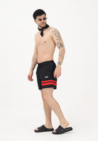 GCDS Shorts mare nero da uomo con bande rosse e logo Z0MLQS329T074 999R GCDS 