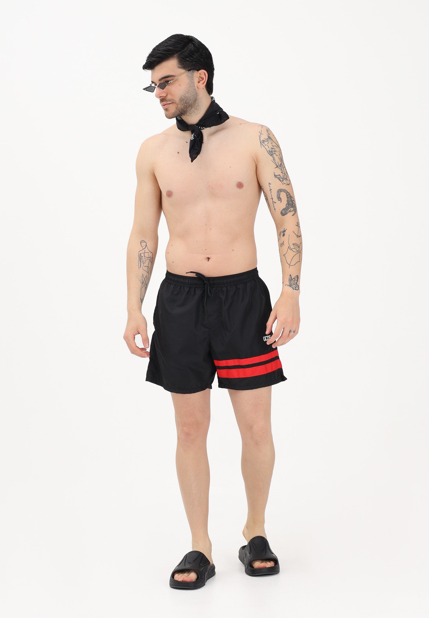 GCDS Shorts mare nero da uomo con bande rosse e logo Z0MLQS329T074 999R GCDS 