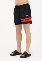 GCDS Shorts mare nero da uomo con bande rosse e logo Z0MLQS329T074 999R GCDS 