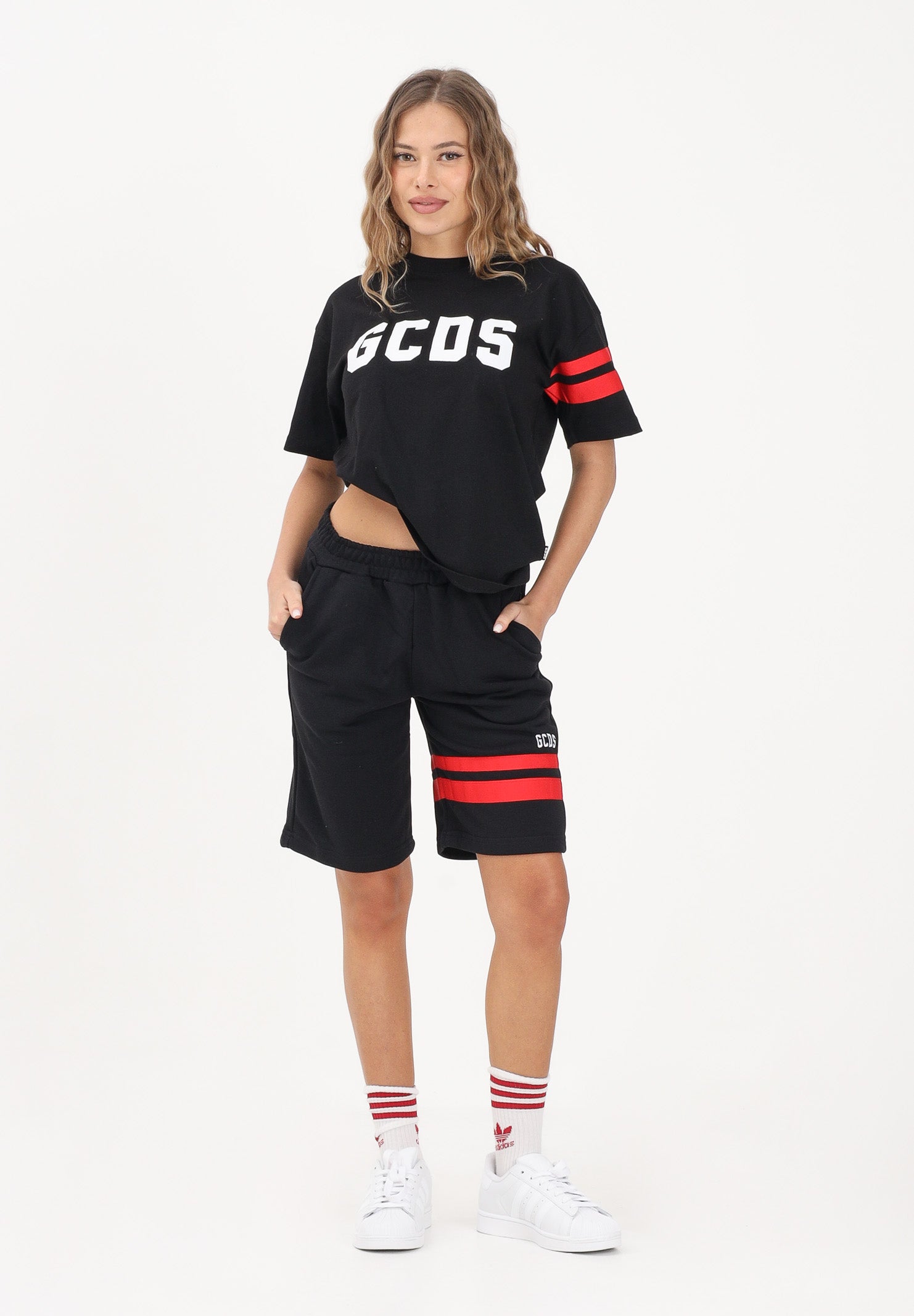 GCDS Shorts sportivo nero per donna, ragazzi e bambini con logo e bande rosse Z0UJQL594F004 999R GCDS 