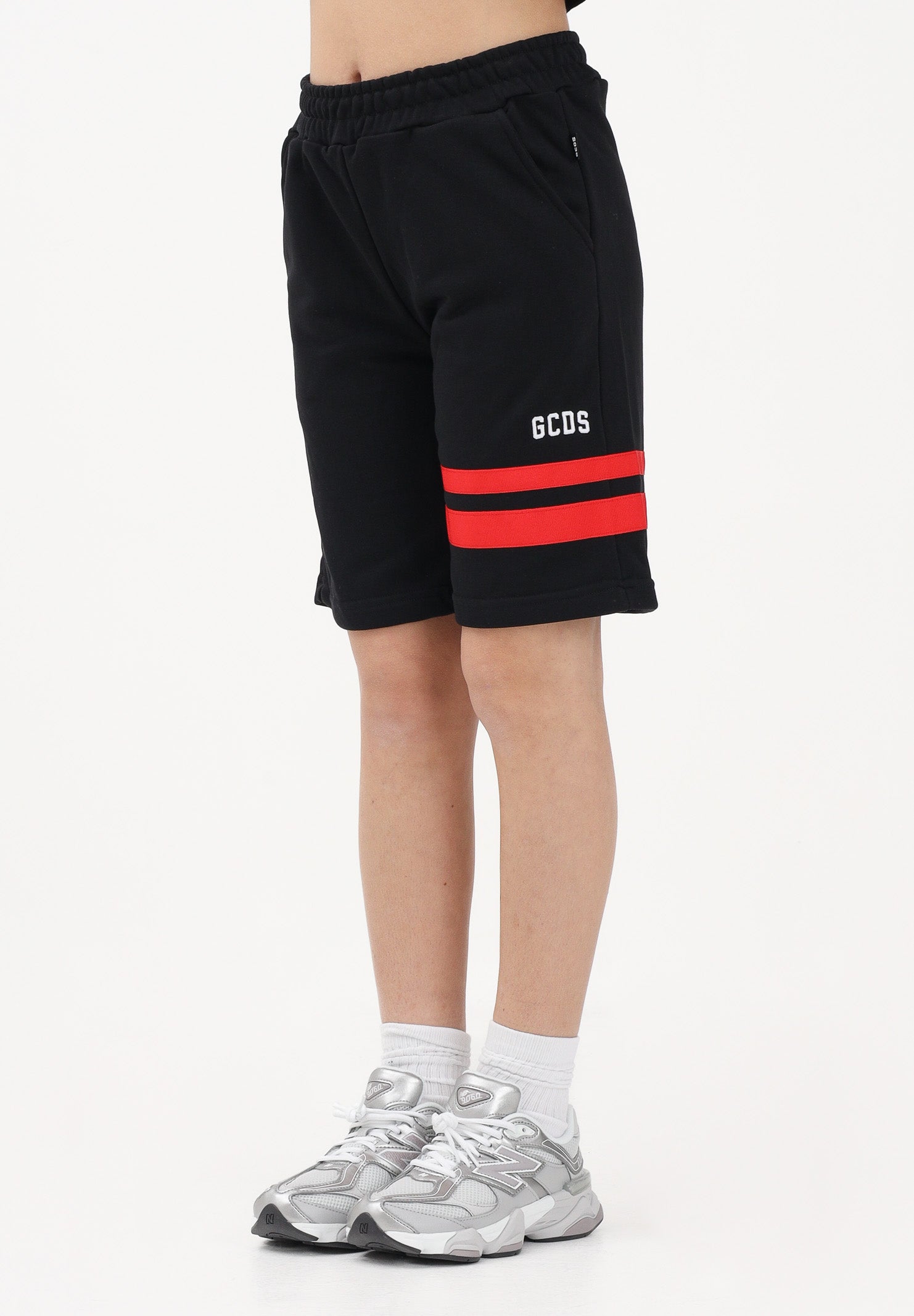GCDS Shorts sportivo nero per donna, ragazzi e bambini con logo e bande rosse Z0UJQL594F004 999R GCDS 
