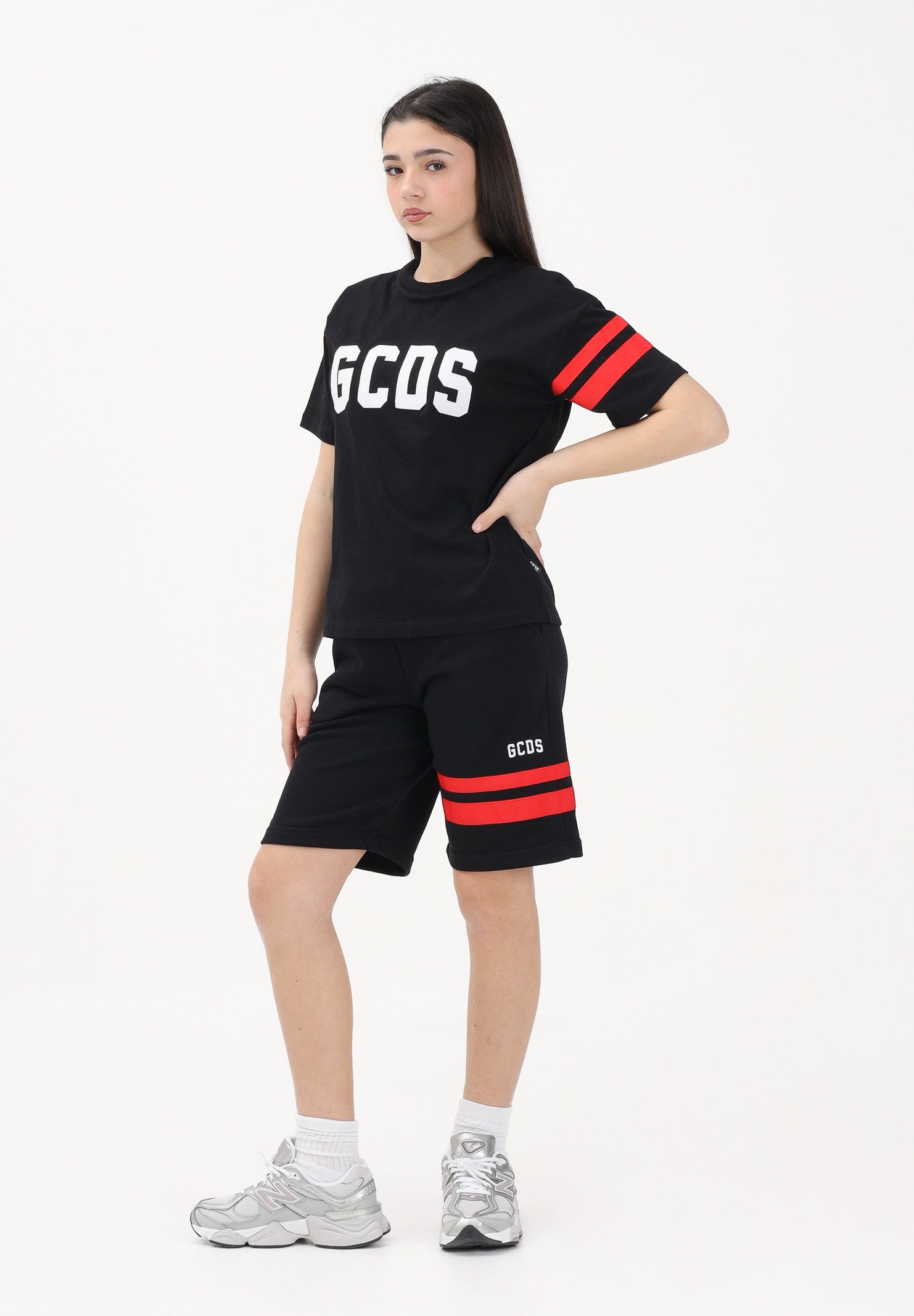 GCDS Shorts sportivo nero per donna, ragazzi e bambini con logo e bande rosse Z0UJQL594F004 999R GCDS 