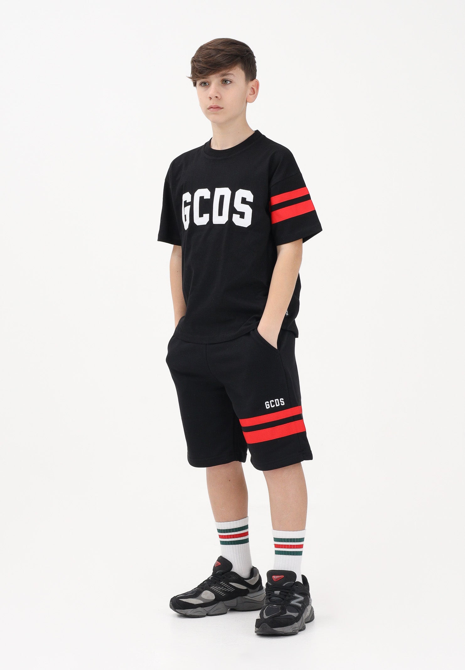 GCDS Shorts sportivo nero per donna, ragazzi e bambini con logo e bande rosse Z0UJQL594F004 999R GCDS 