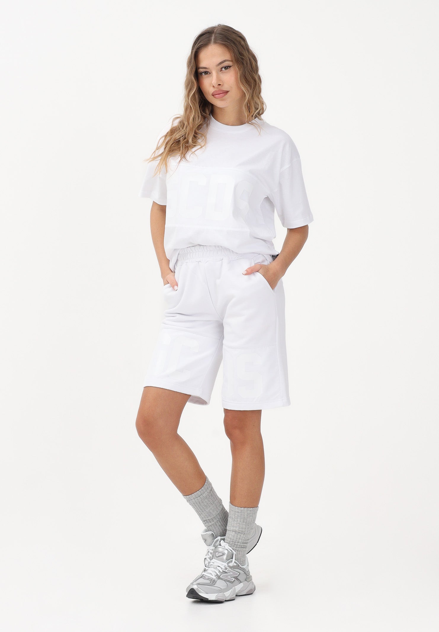 GCDS Shorts sportivo bianco per donna, ragazzi e bambini con logo<BR/> Z0UJQL599F004 100A GCDS 