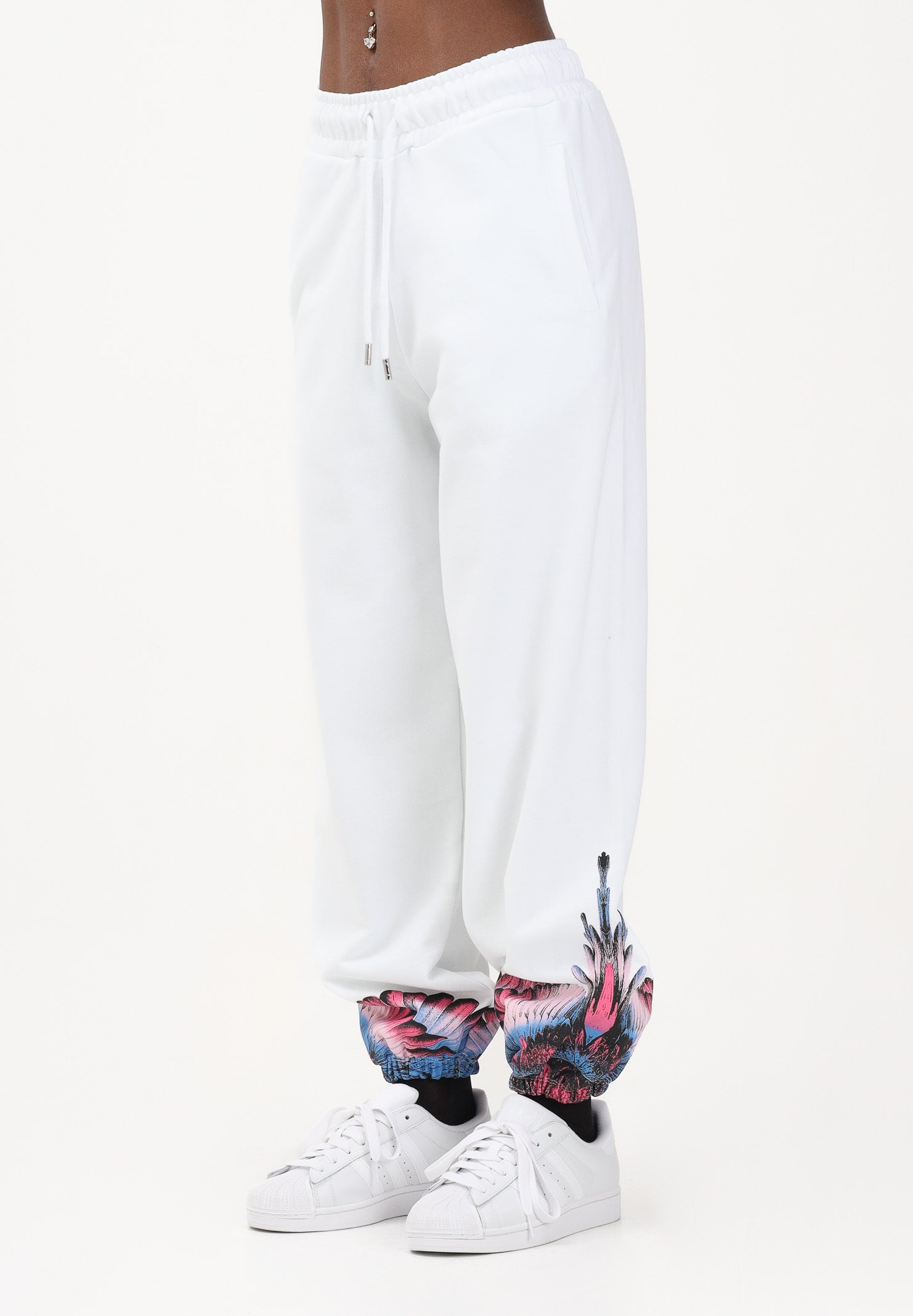 MARCELO BURLON COUNTY OF MILAN Pantalone sportivo bianco da donna con stampa sul fondo 26ECM30107 BICERO MARCELO BURLON COUNTY OF MILAN 