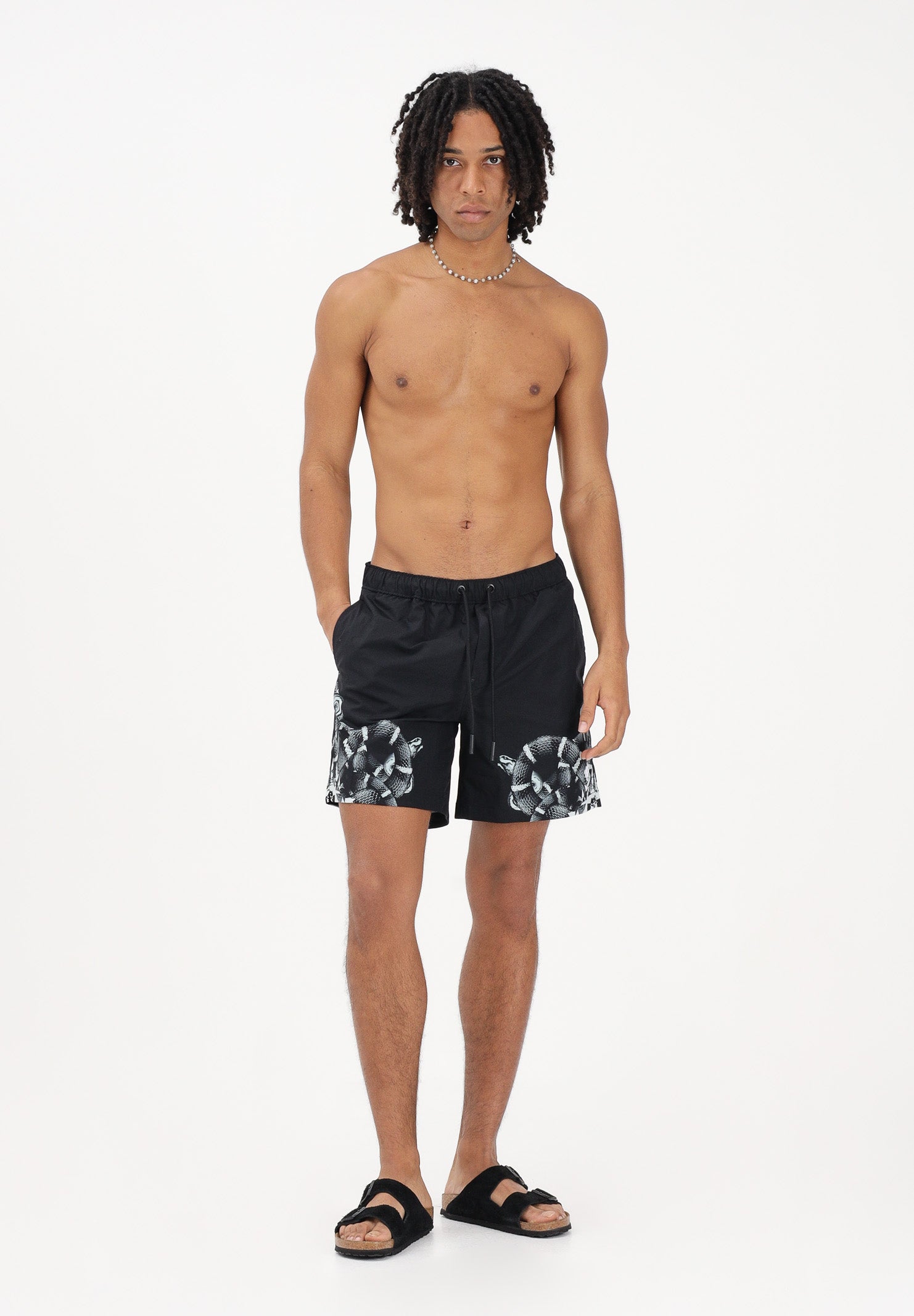 MARCELO BURLON COUNTY OF MILAN Shorts mare nero da uomo con stampa COMAS2606510934 . MARCELO BURLON COUNTY OF MILAN 