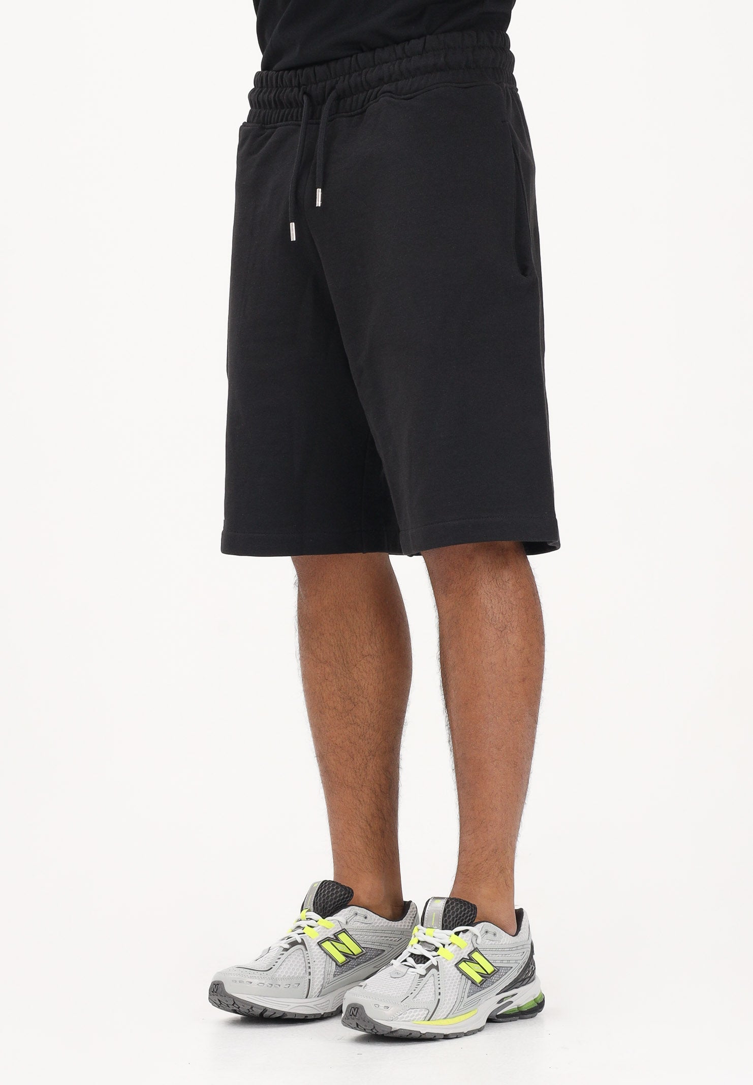 MARCELO BURLON COUNTY OF MILAN Shorts sportivo nero da uomo con stampa laterale S6CMMABE097 110 MARCELO BURLON COUNTY OF MILAN 