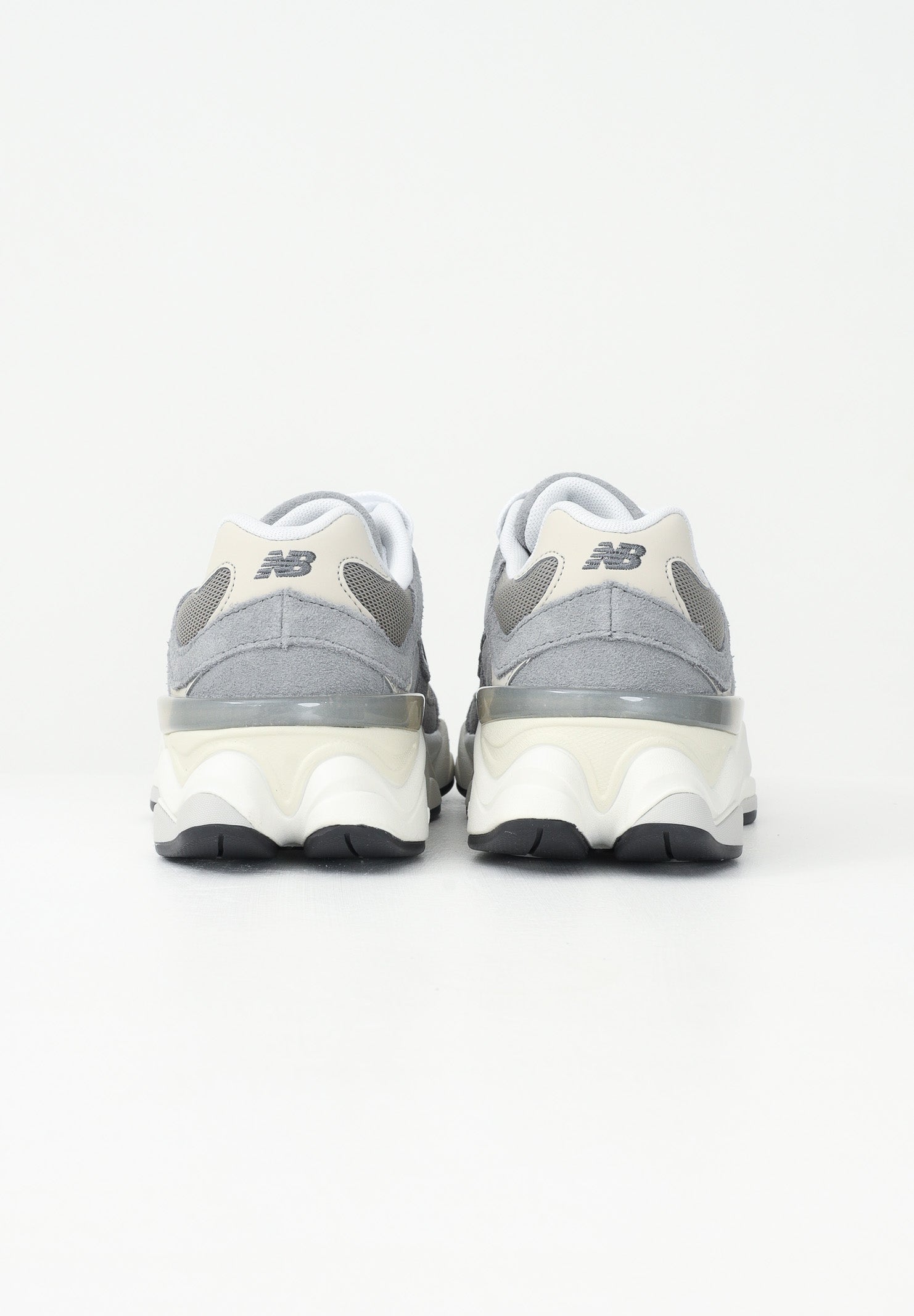 NEW BALANCE Sneakers 9060 grigie per uomo e donna GC9060BA . NEW BALANCE 