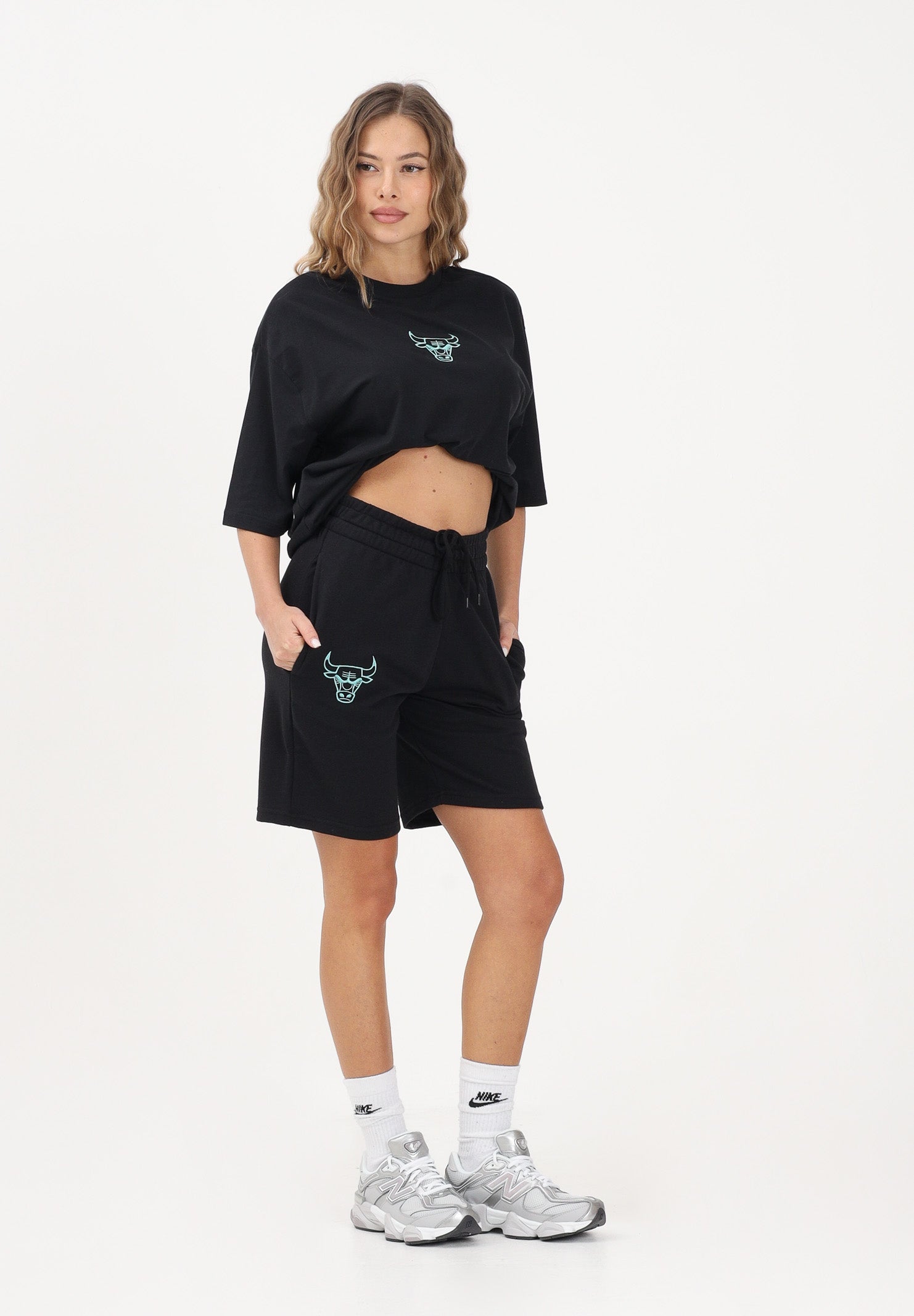 NEW ERA T-shirt a manica corta Oversized Chicago Bulls NBA League Essential nera per uomo e donna 60771515 . NEW ERA 